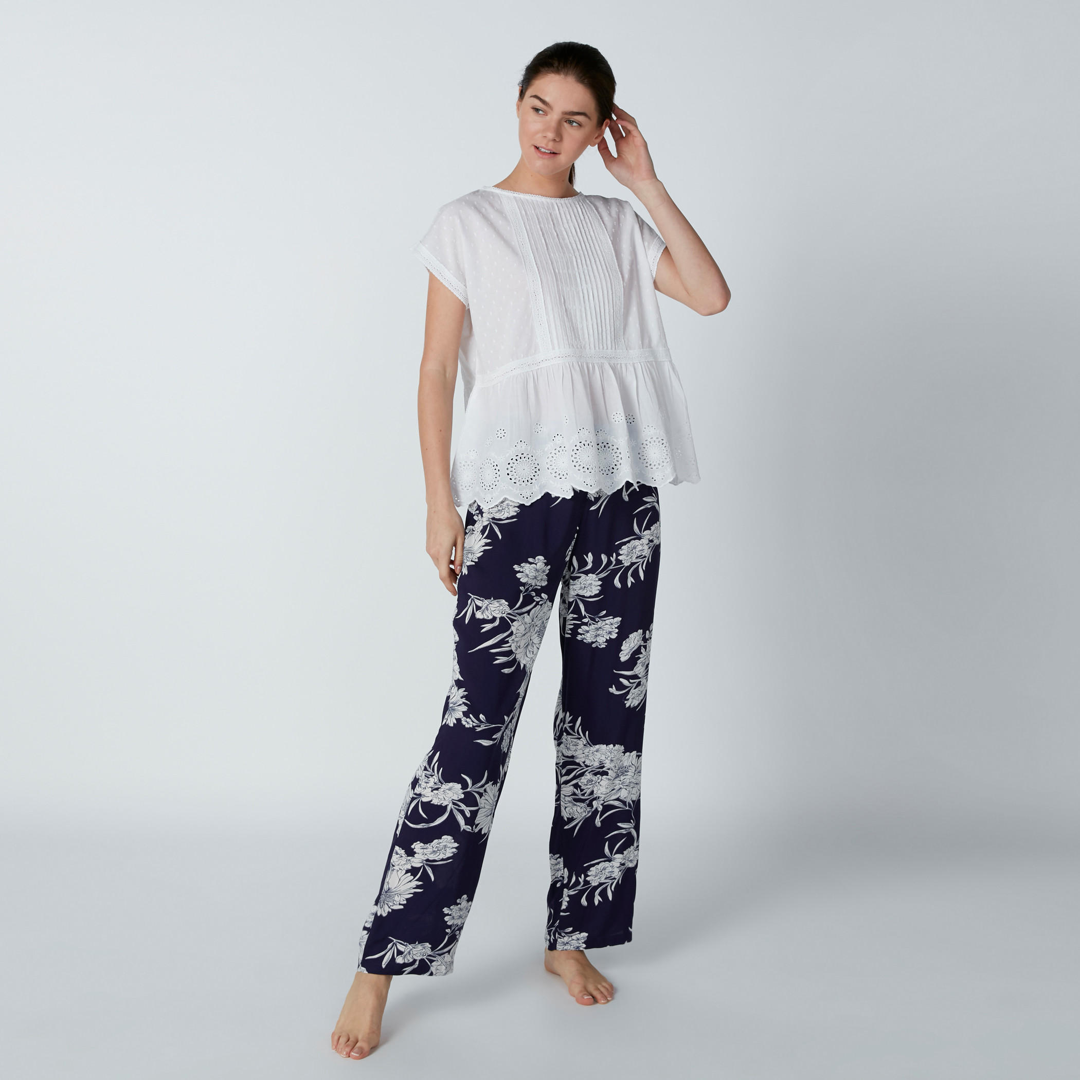 طقم بنطال بيجاما بطبعات وبلوزة بأكمام متصلة وتفاصيل شيفلي-women-clothing-nightwear-pyjamas-longsets-image-1
