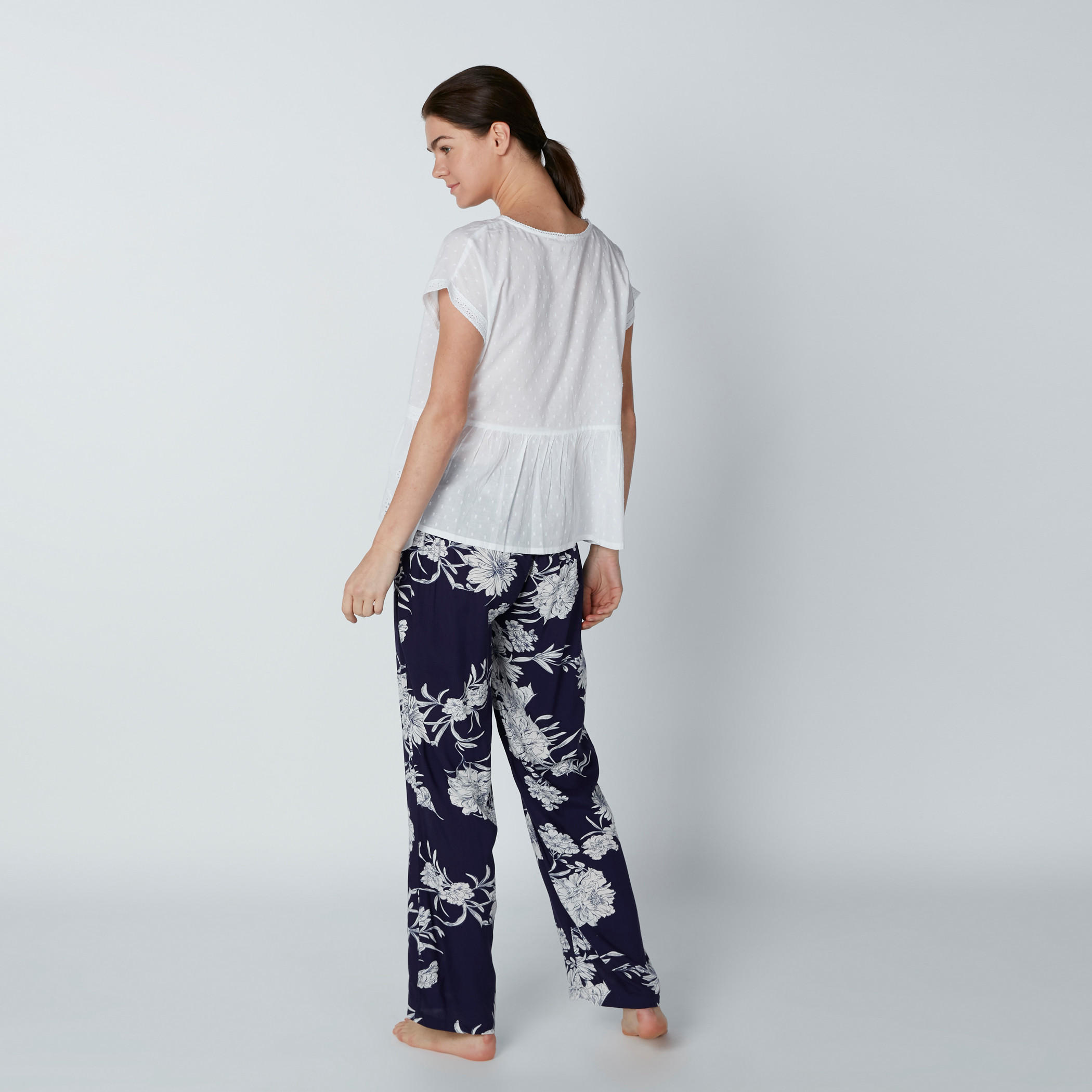 طقم بنطال بيجاما بطبعات وبلوزة بأكمام متصلة وتفاصيل شيفلي-women-clothing-nightwear-pyjamas-longsets-image-2