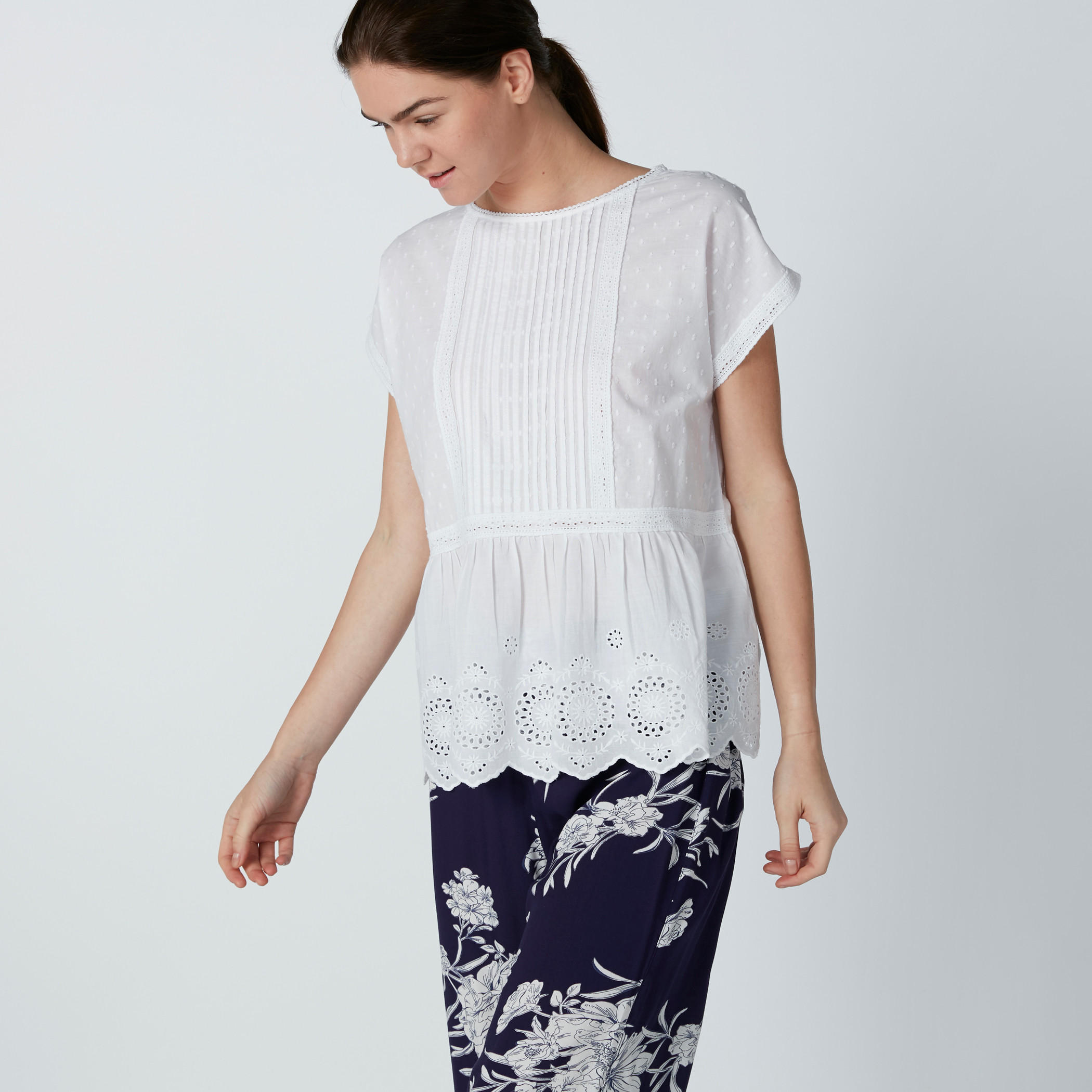 طقم بنطال بيجاما بطبعات وبلوزة بأكمام متصلة وتفاصيل شيفلي-women-clothing-nightwear-pyjamas-longsets-image-3