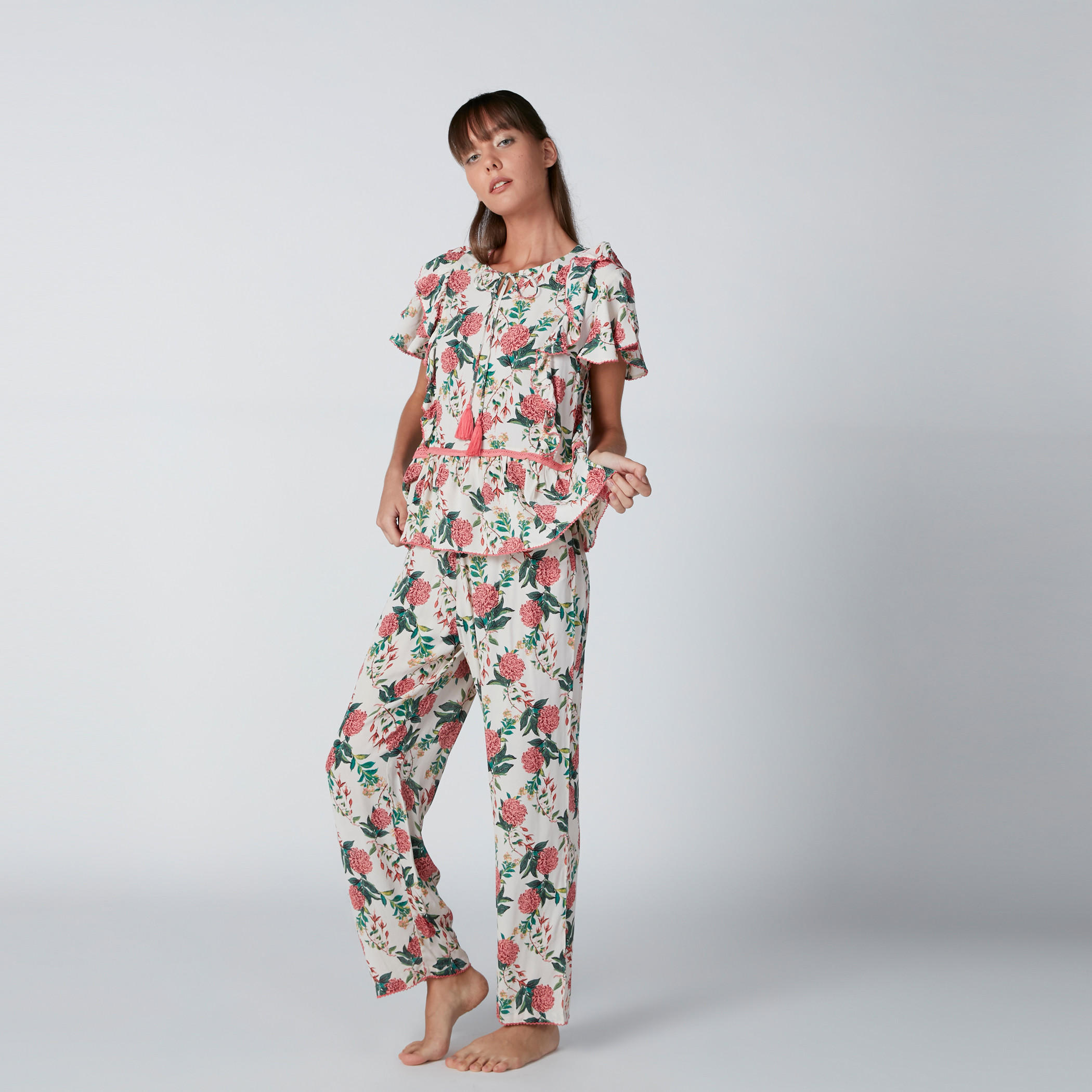 طقم بنطال بيجاما وبلوزة بتفاصيل كشكش وطبعات-women-clothing-nightwear-pyjamas-longsets-image-3