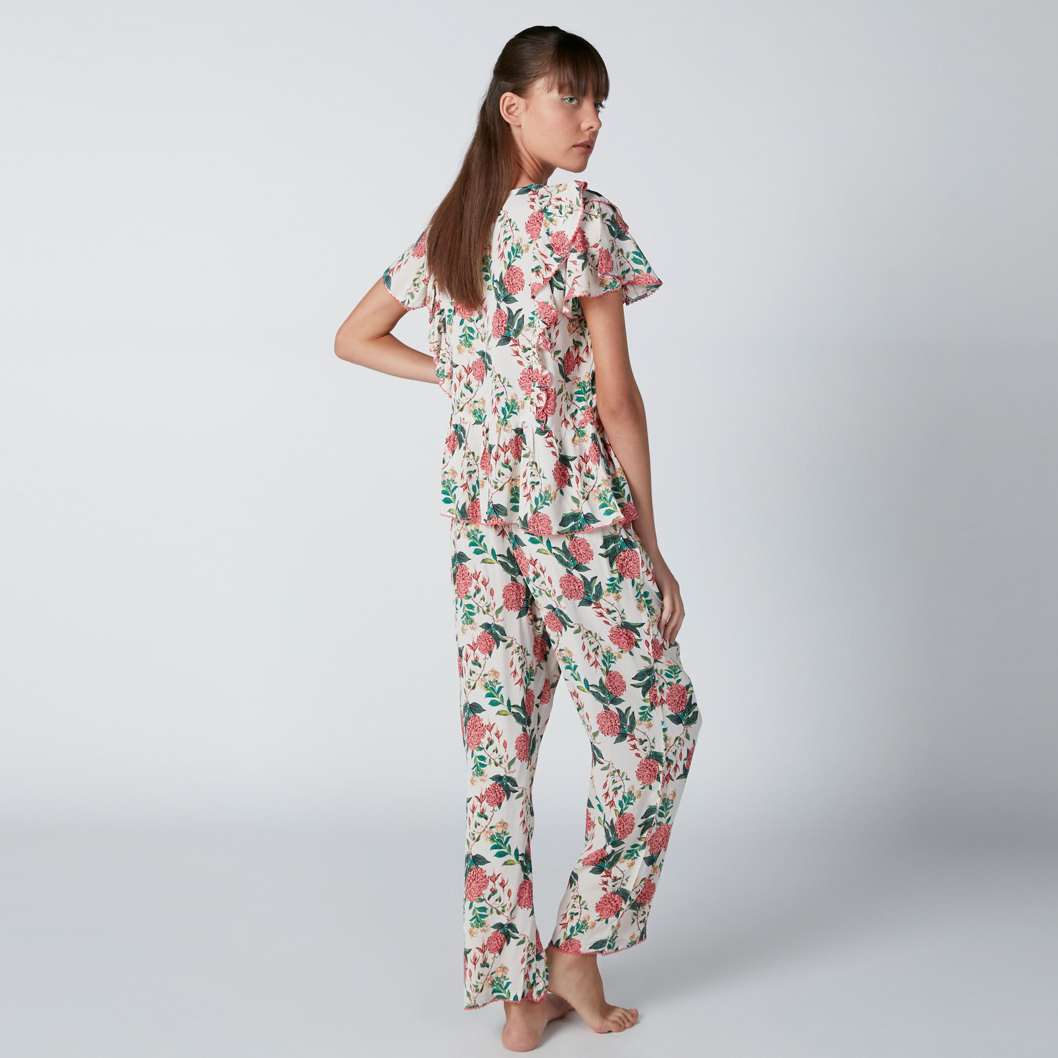 طقم بنطال بيجاما وبلوزة بتفاصيل كشكش وطبعات-women-clothing-nightwear-pyjamas-longsets-image-2
