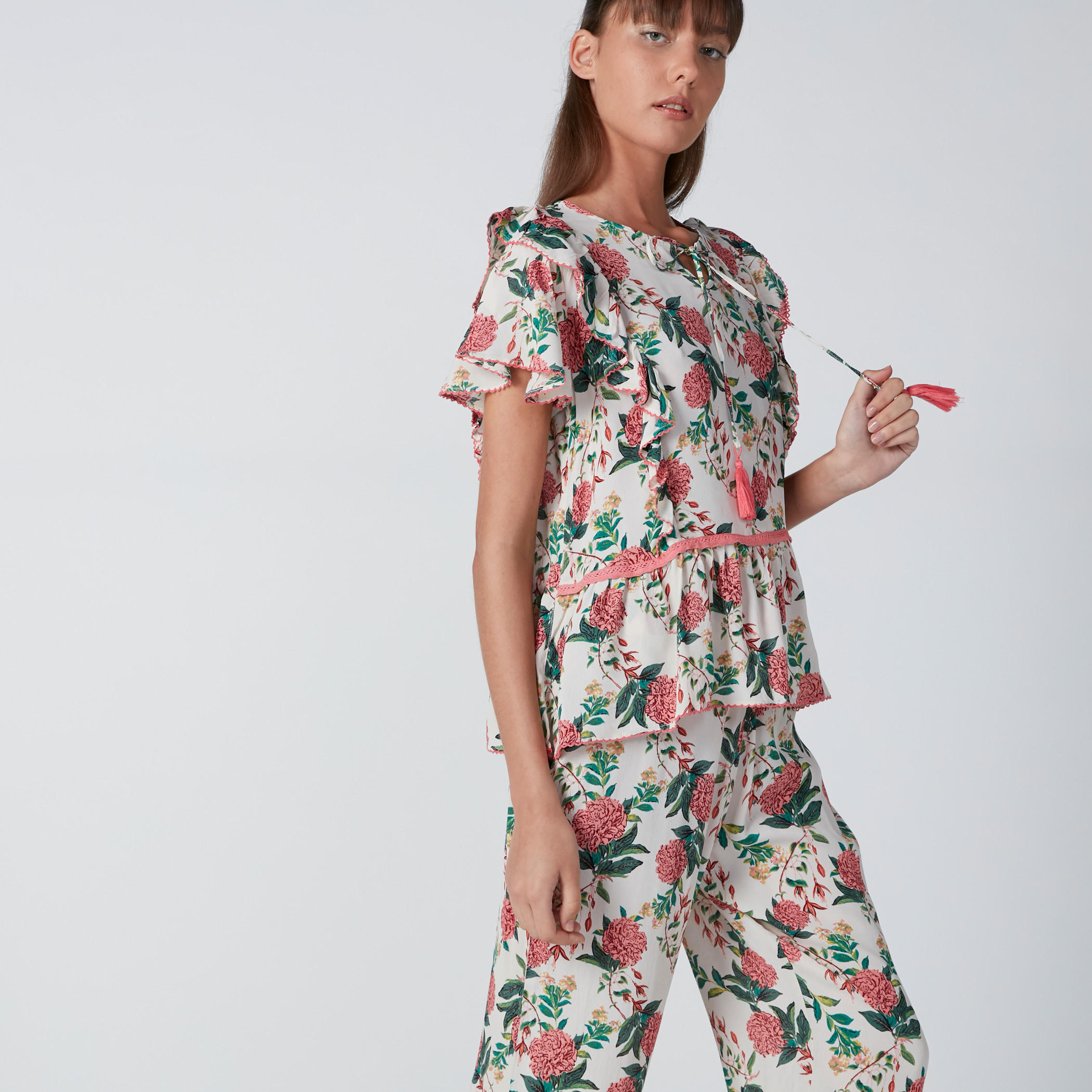 طقم بنطال بيجاما وبلوزة بتفاصيل كشكش وطبعات-women-clothing-nightwear-pyjamas-longsets-image-1
