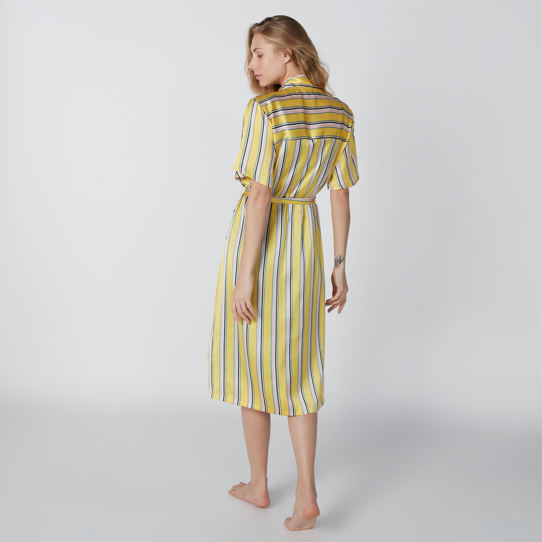 روب مقلّم بأكمام قصيرة وأربطة-women-clothing-nightwear-robes-image-1