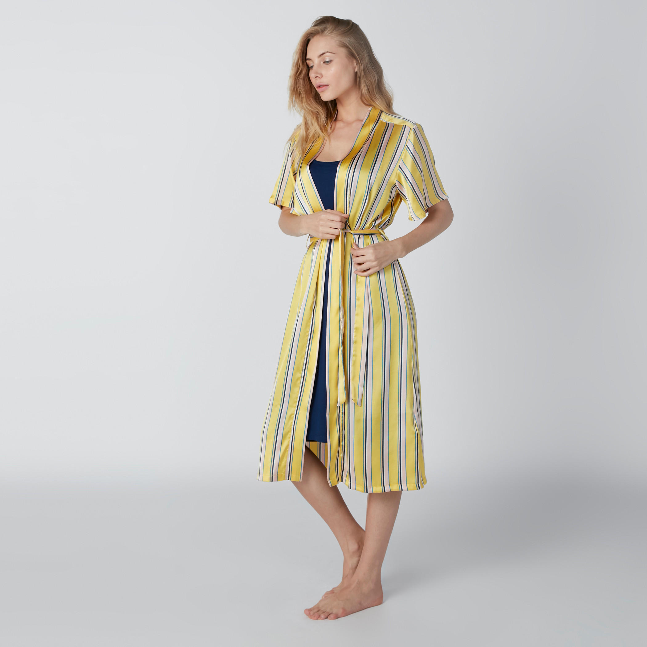 روب مقلّم بأكمام قصيرة وأربطة-women-clothing-nightwear-robes-image-3