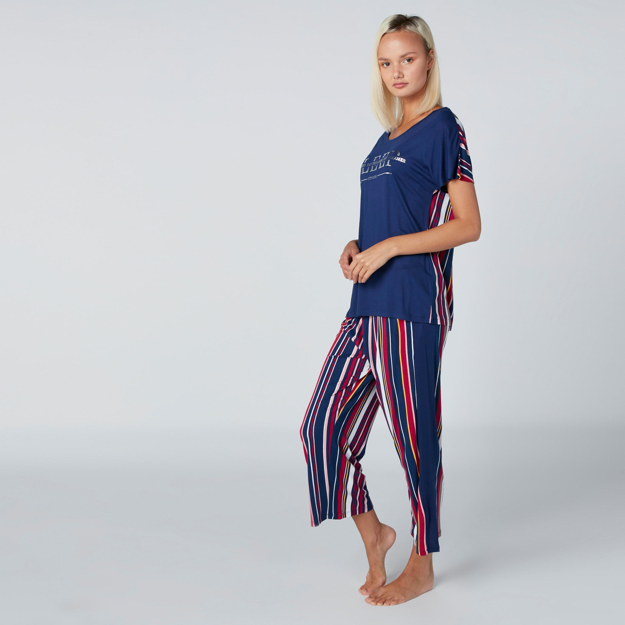طقم مكوّن من بيجاما وتيشيرت بنقش مطبوع بِأكمام قصيرة-women-clothing-nightwear-pyjamas-longsets-image-4
