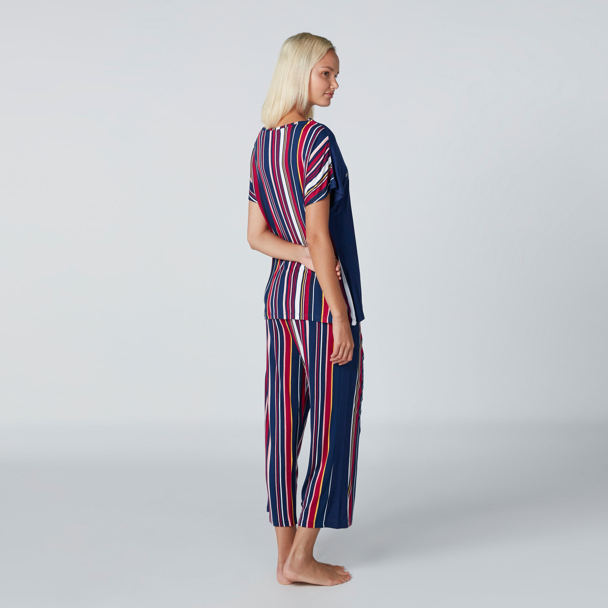 طقم مكوّن من بيجاما وتيشيرت بنقش مطبوع بِأكمام قصيرة-women-clothing-nightwear-pyjamas-longsets-image-3