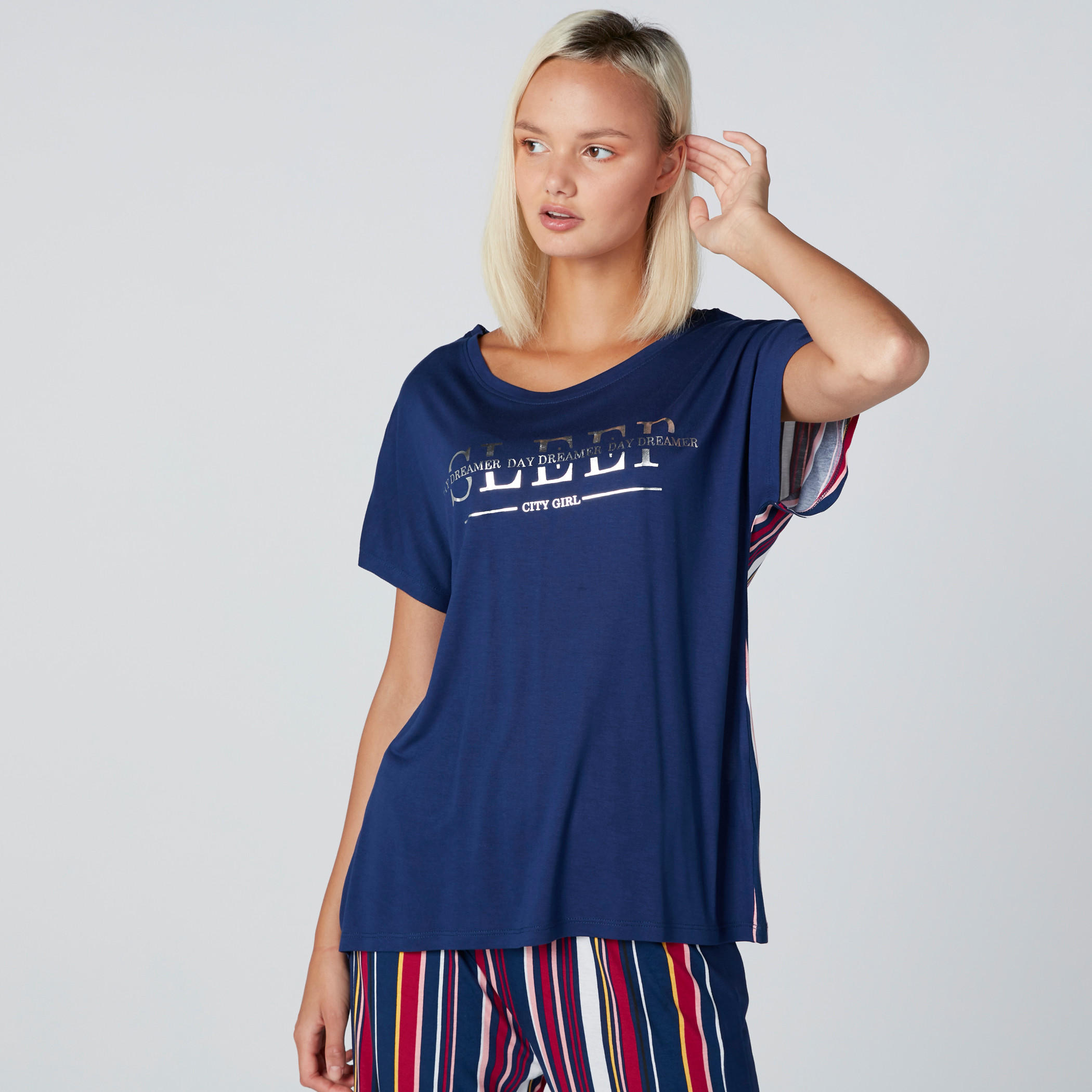 طقم مكوّن من بيجاما وتيشيرت بنقش مطبوع بِأكمام قصيرة-women-clothing-nightwear-pyjamas-longsets-image-2