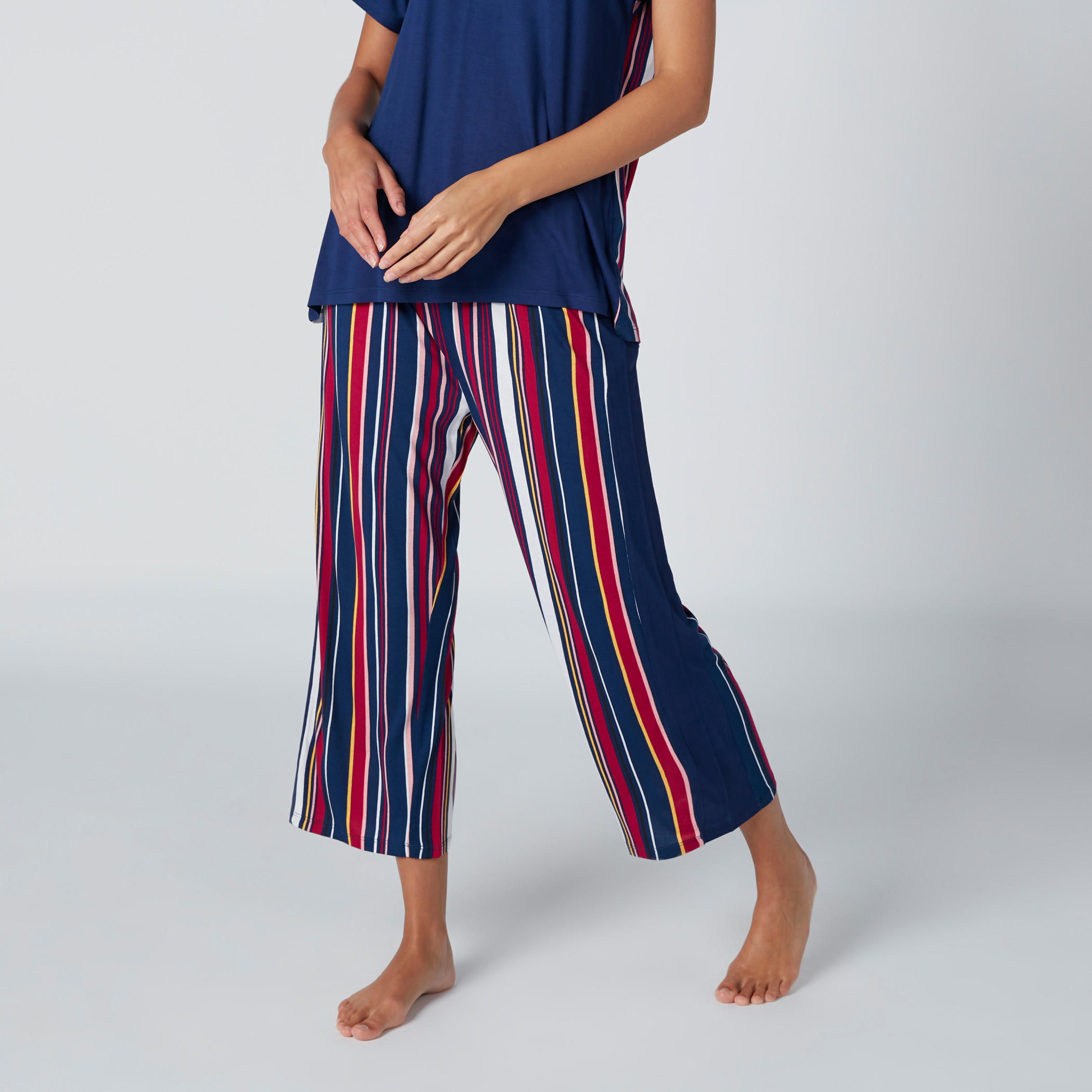 طقم مكوّن من بيجاما وتيشيرت بنقش مطبوع بِأكمام قصيرة-women-clothing-nightwear-pyjamas-longsets-image-1