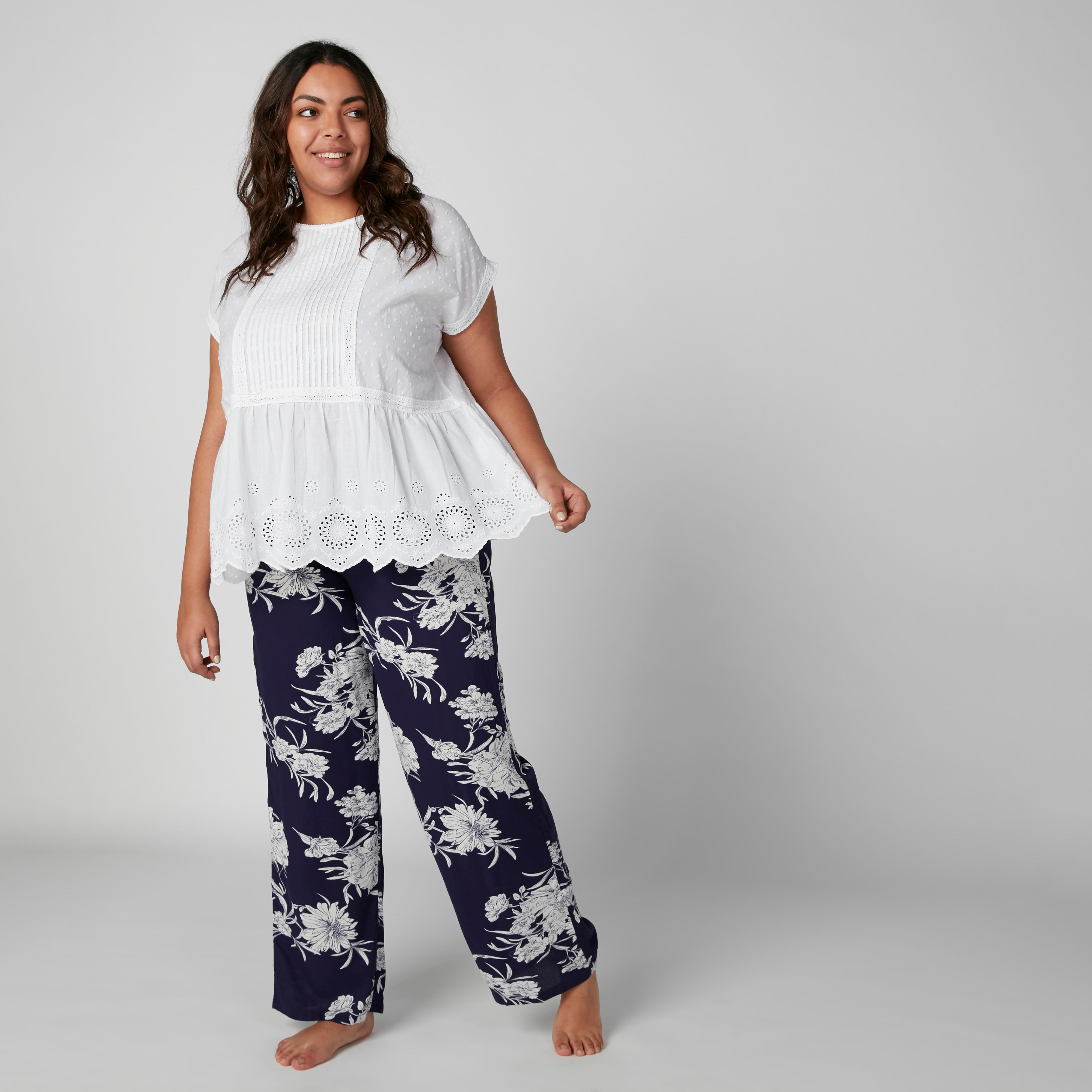 طقم بنطال بيجاما بطبعات وبلوزة بأكمام كاب وتفاصيل مثنية-women-clothing-nightwear-pyjamas-longsets-image-2