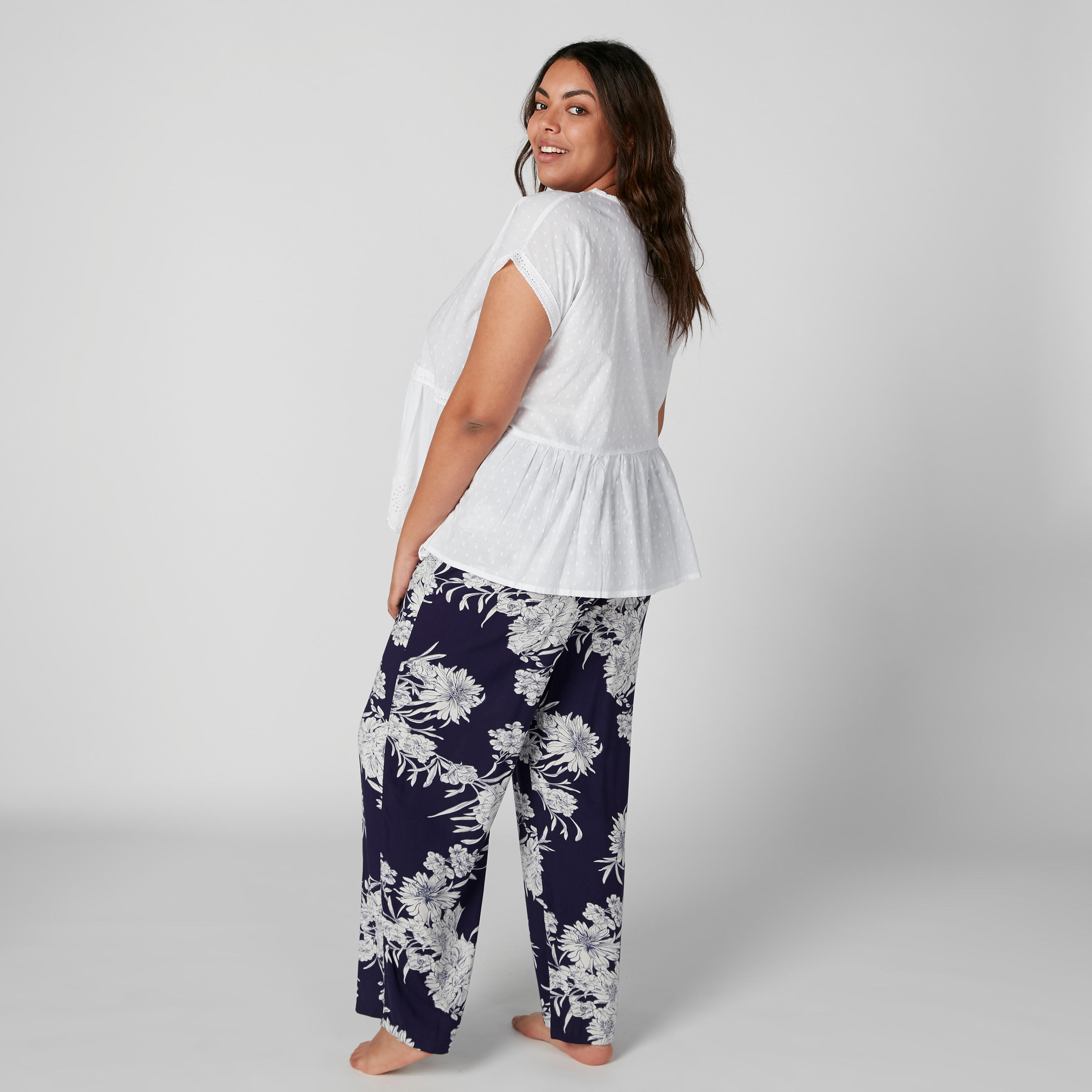 طقم بنطال بيجاما بطبعات وبلوزة بأكمام كاب وتفاصيل مثنية-women-clothing-nightwear-pyjamas-longsets-image-3