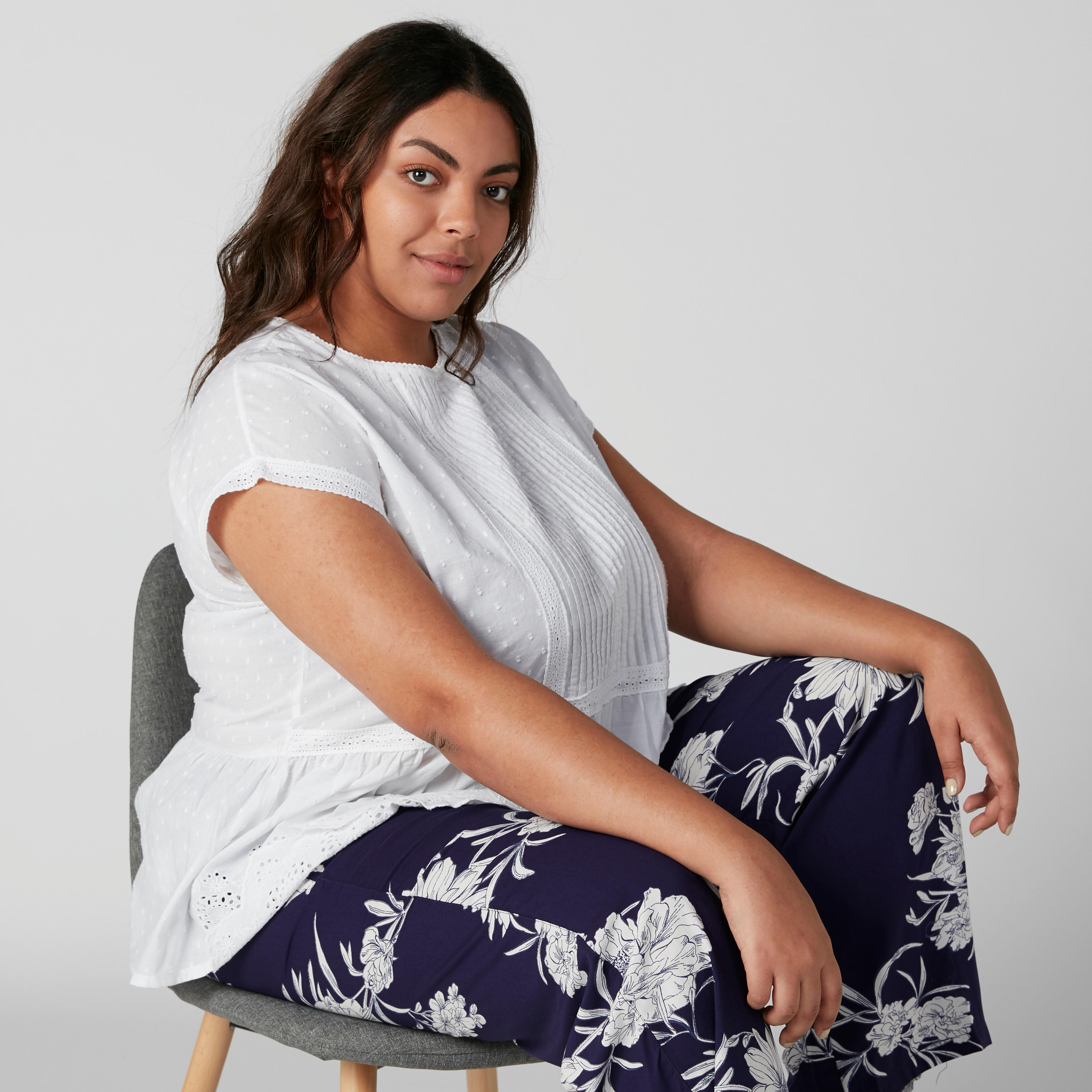 طقم بنطال بيجاما بطبعات وبلوزة بأكمام كاب وتفاصيل مثنية-women-clothing-nightwear-pyjamas-longsets-image-4