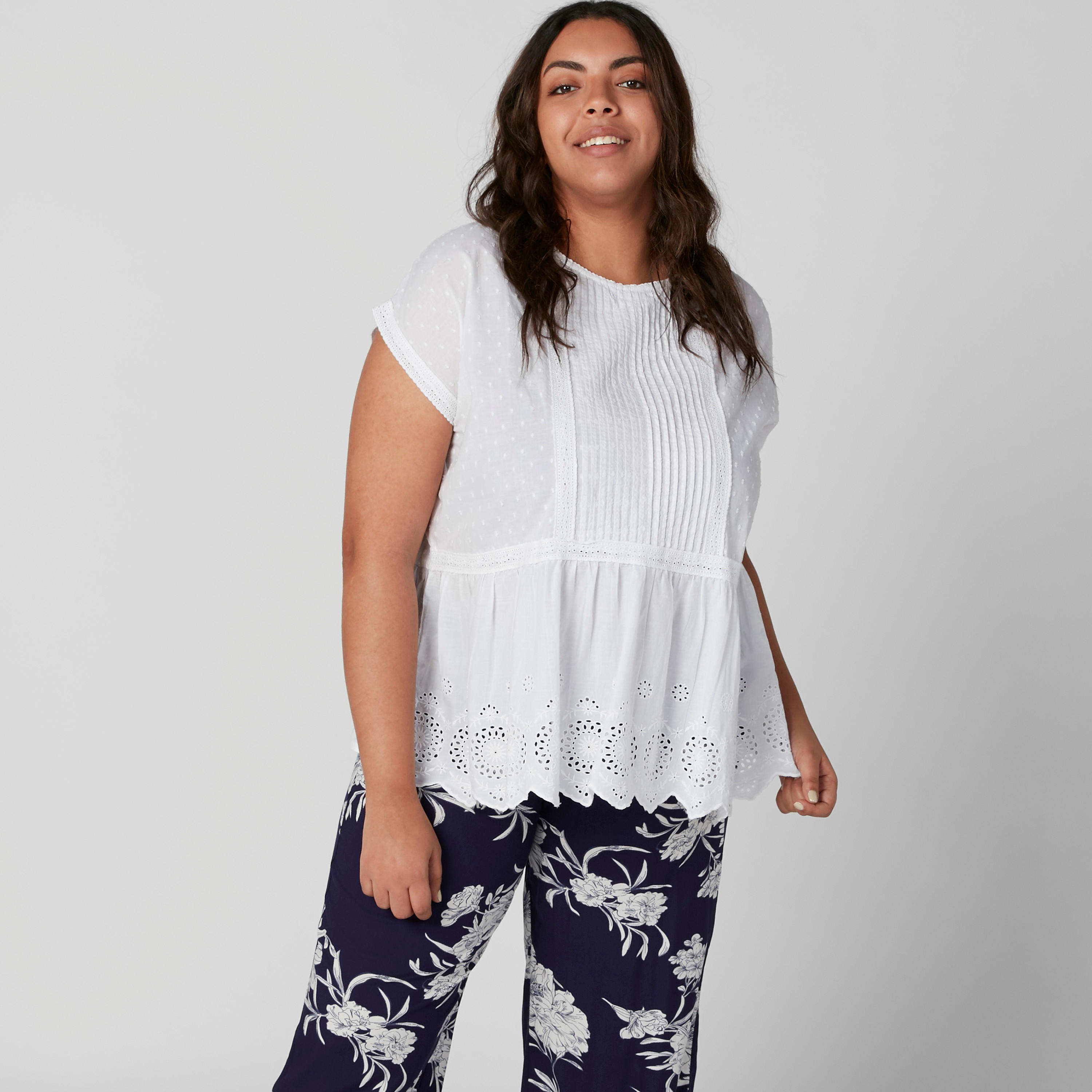 طقم بنطال بيجاما بطبعات وبلوزة بأكمام كاب وتفاصيل مثنية-women-clothing-nightwear-pyjamas-longsets-image-1