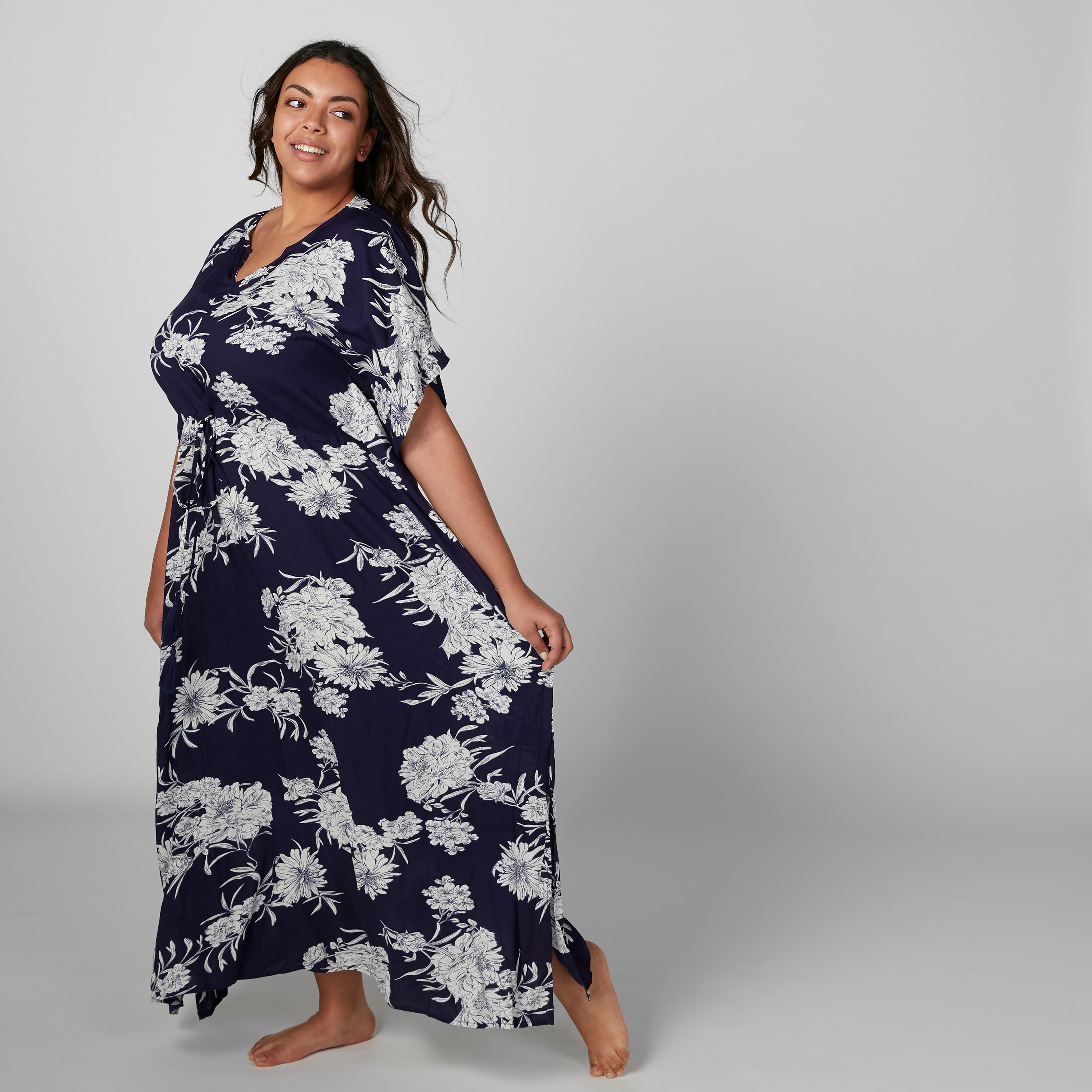 قميص نوم طويل بياقة V وأكمام قصيرة وطبعات زهرية-women-clothing-nightwear-nighties-image-1
