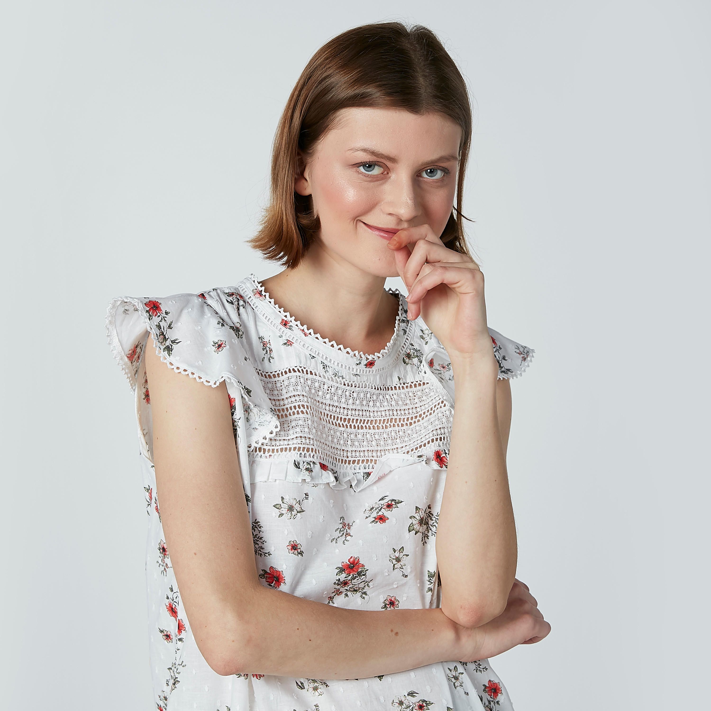 قميص نوم بتفاصيل دانتيل وكشكش وطبعات-women-clothing-nightwear-nighties-image-3