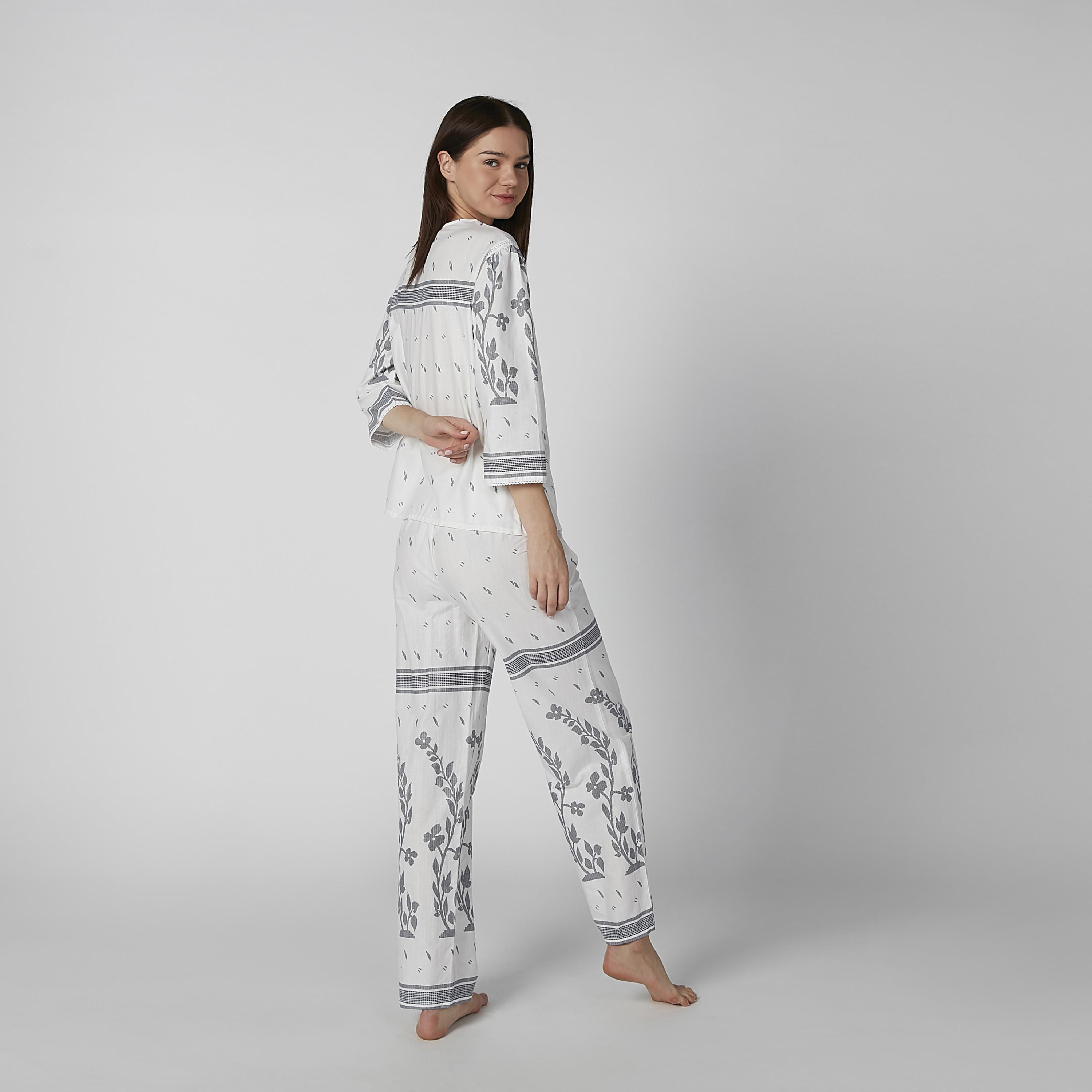 طقم بيجاما تيشيرت بأكمام 3/4 وبنطال طويل بطبعات-women-clothing-nightwear-pyjamas-longsets-image-3