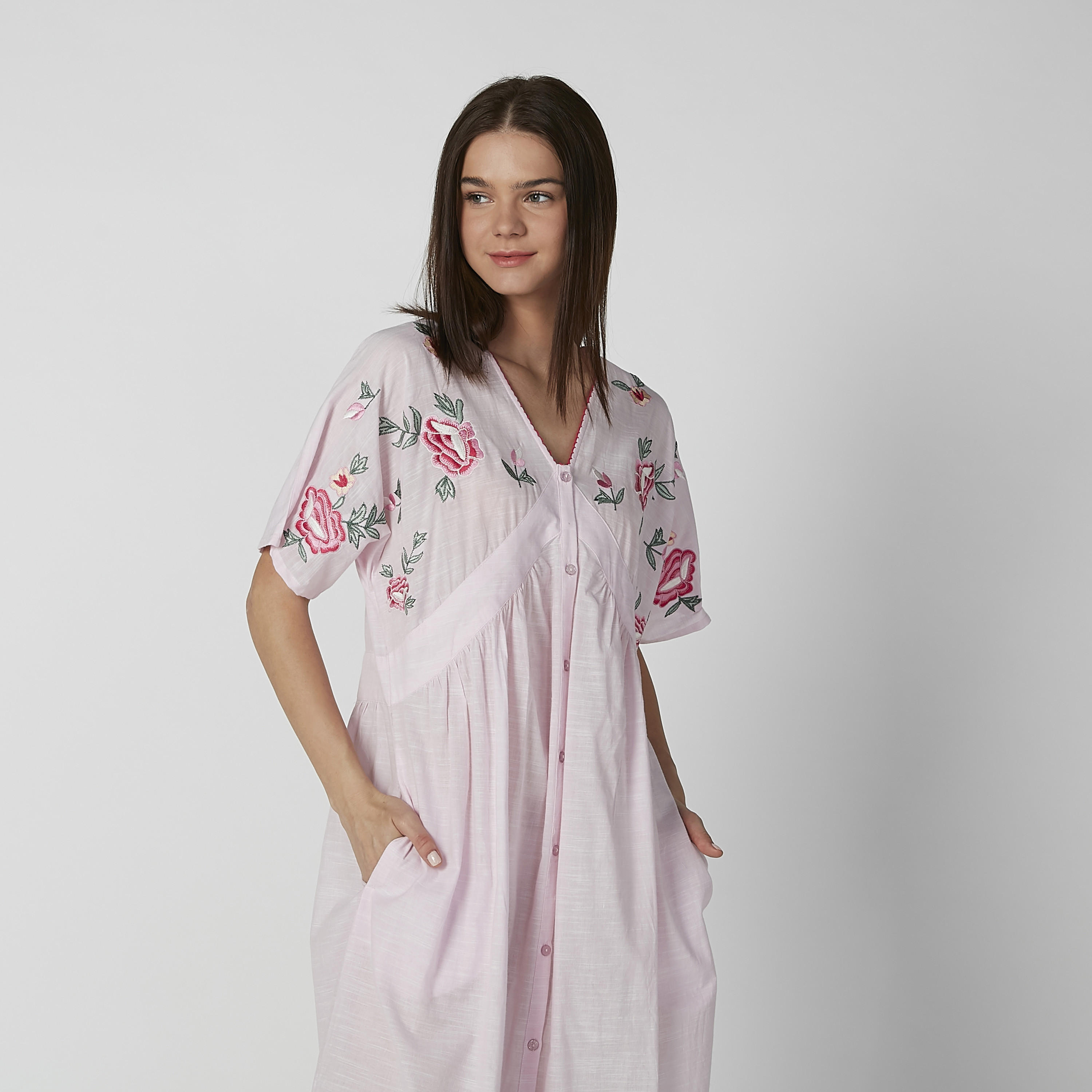 قميص نوم ميدي مطرز مع ياقة V وتفاصيل جيب-women-clothing-nightwear-nighties-image-1