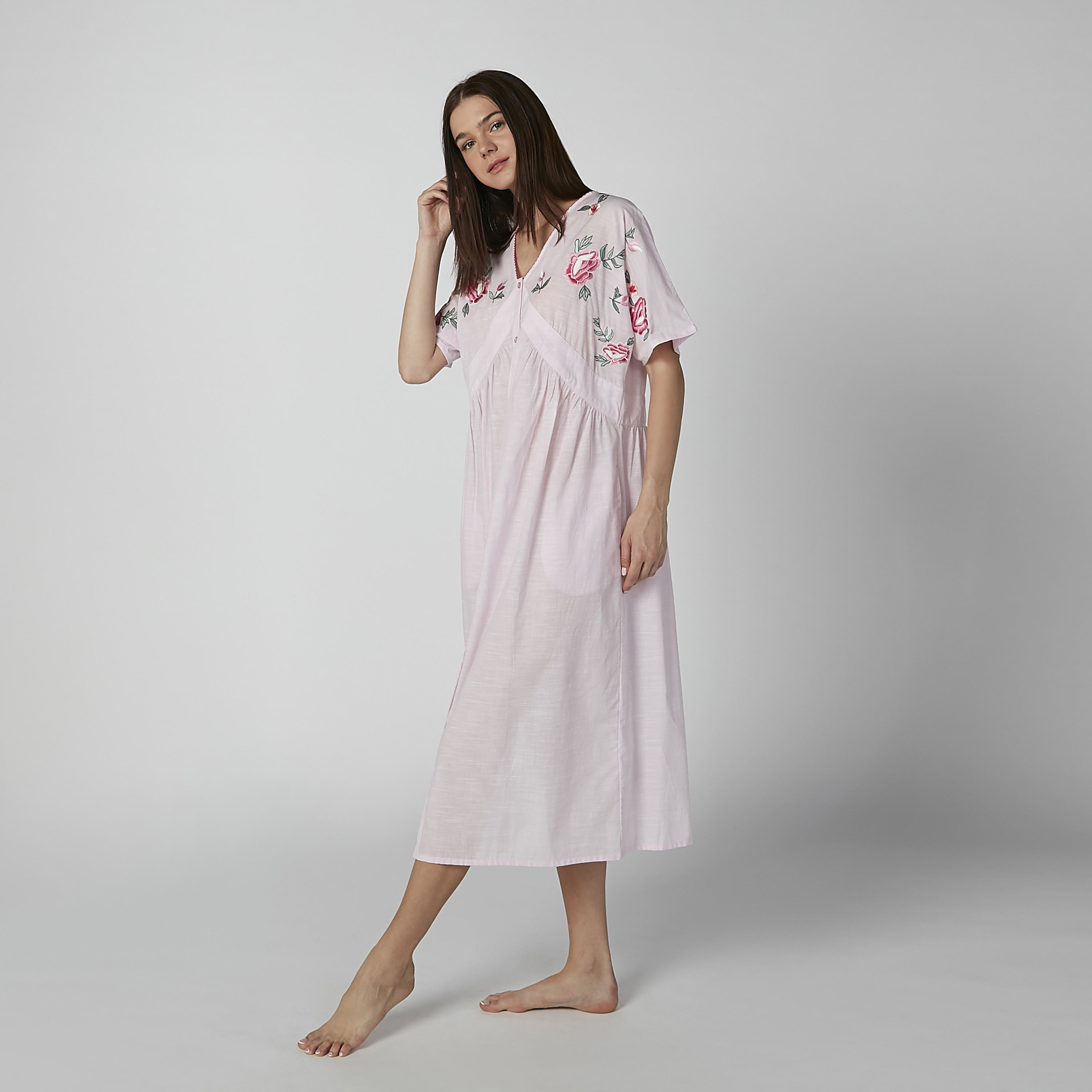 قميص نوم ميدي مطرز مع ياقة V وتفاصيل جيب-women-clothing-nightwear-nighties-image-2