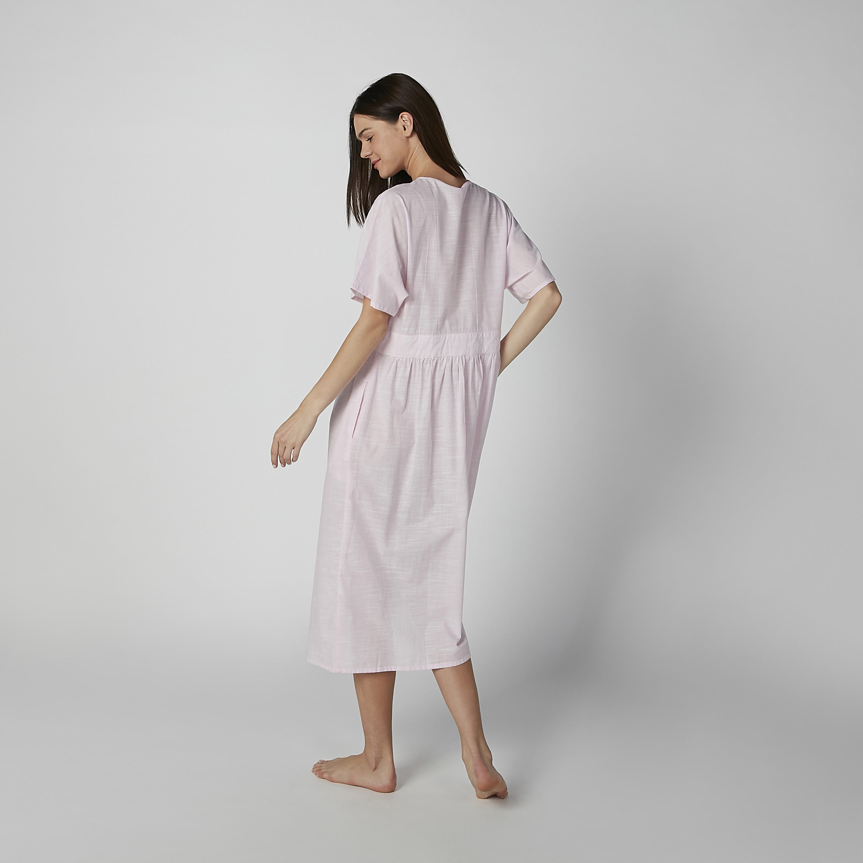 قميص نوم ميدي مطرز مع ياقة V وتفاصيل جيب-women-clothing-nightwear-nighties-image-3