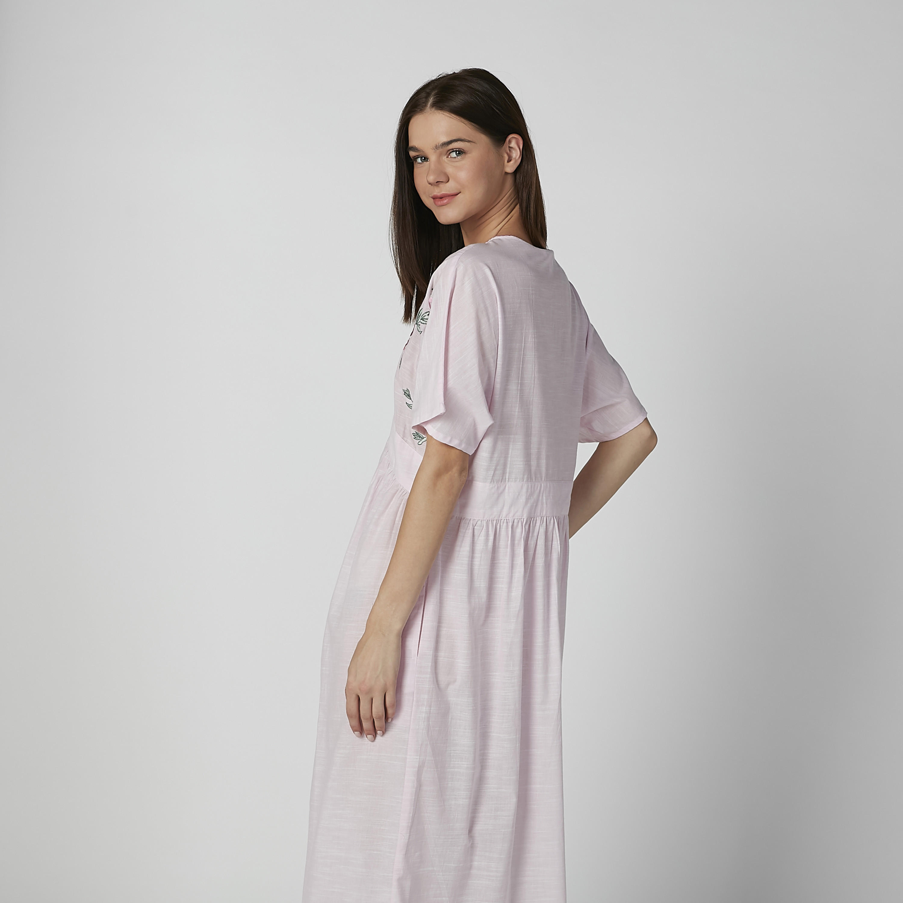 قميص نوم ميدي مطرز مع ياقة V وتفاصيل جيب-women-clothing-nightwear-nighties-image-5
