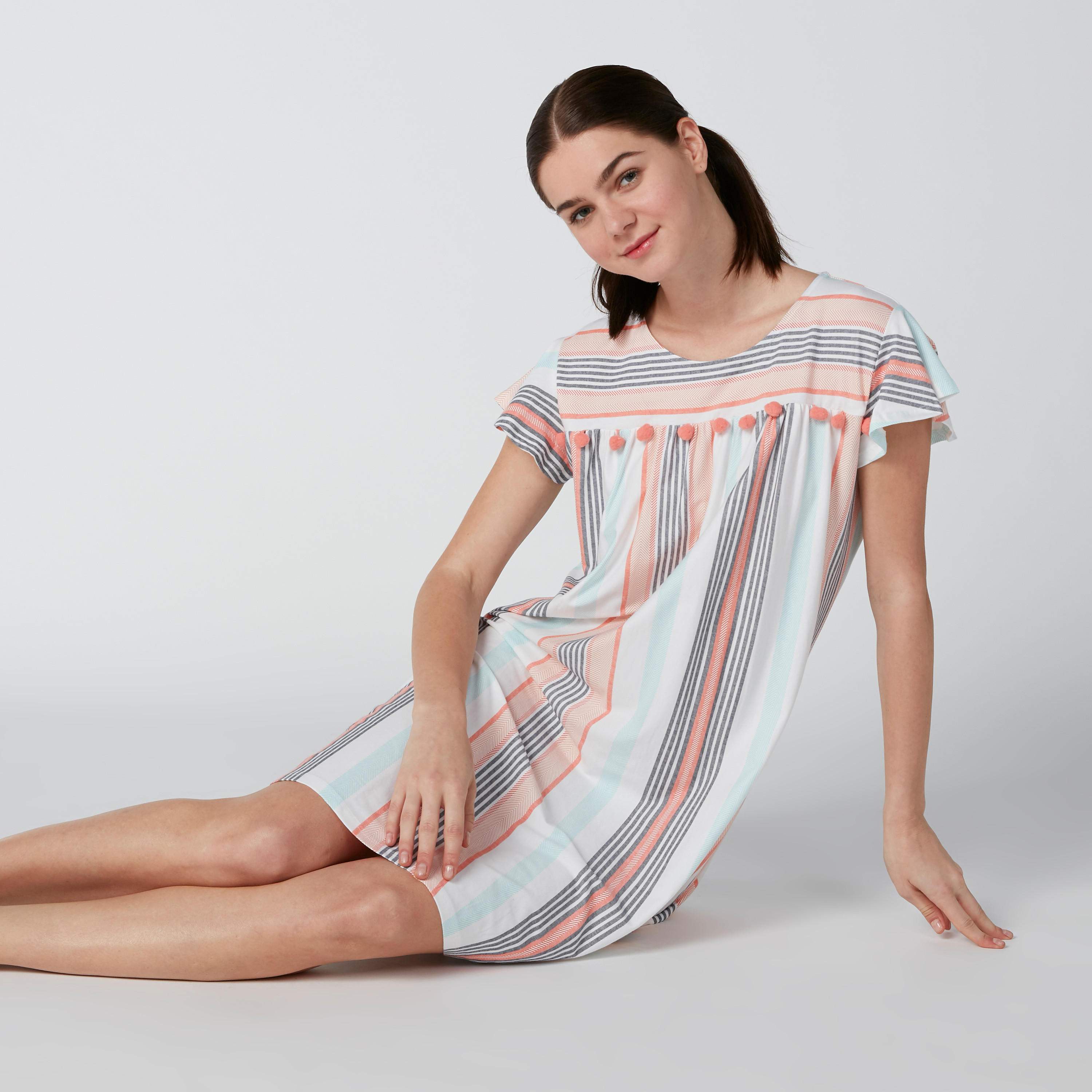 قميص نوم مقلّم بأكمام قصيرة ومزيّن بكرات بوم بوم-women-clothing-nightwear-nighties-image-1