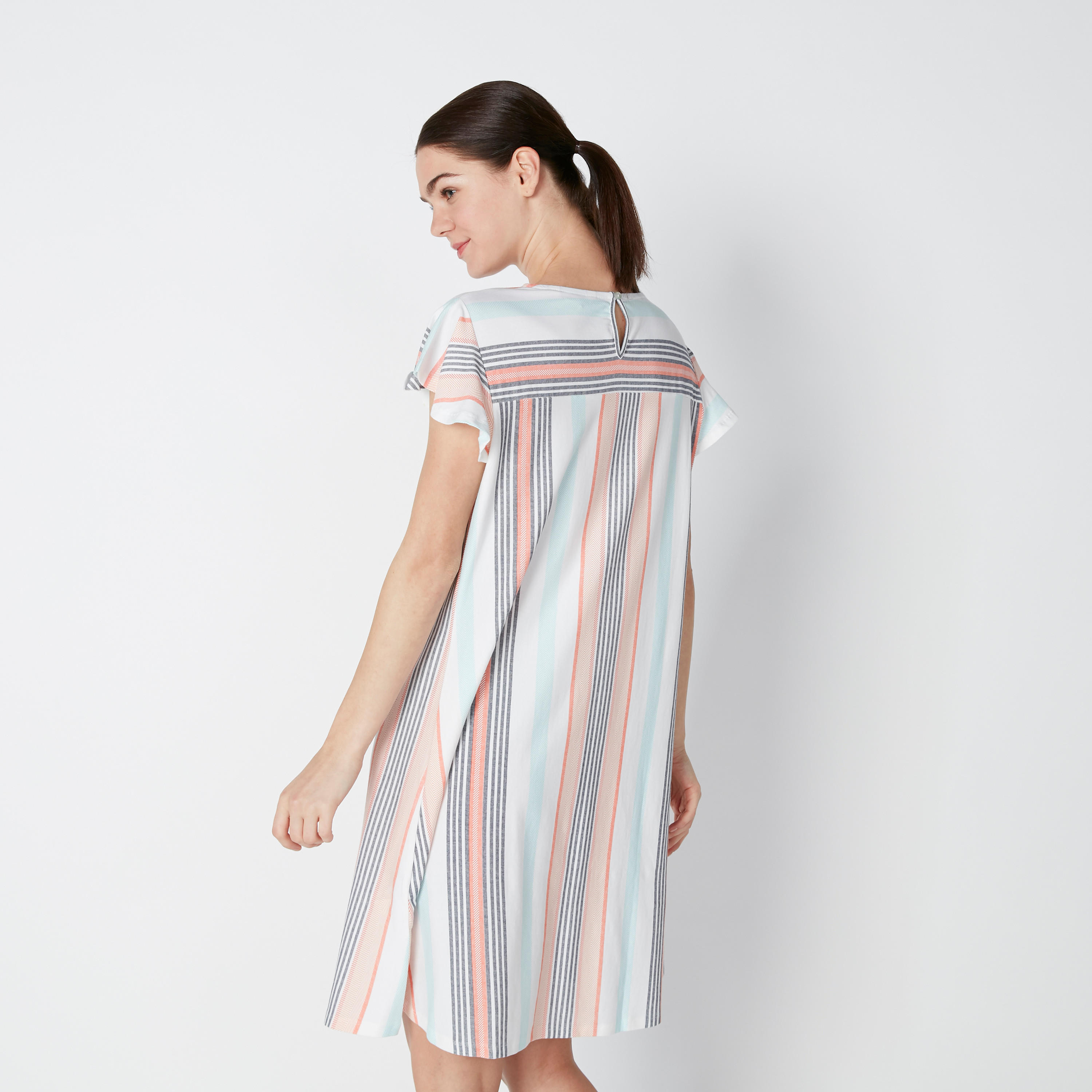 قميص نوم مقلّم بأكمام قصيرة ومزيّن بكرات بوم بوم-women-clothing-nightwear-nighties-image-2
