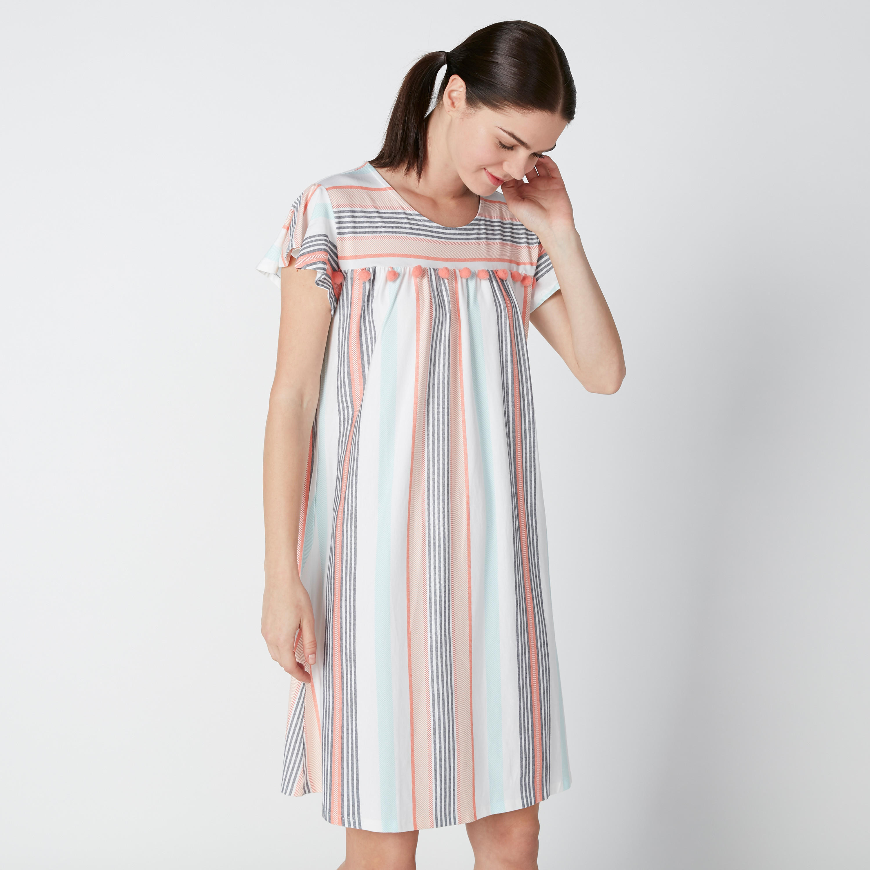 قميص نوم مقلّم بأكمام قصيرة ومزيّن بكرات بوم بوم-women-clothing-nightwear-nighties-image-3