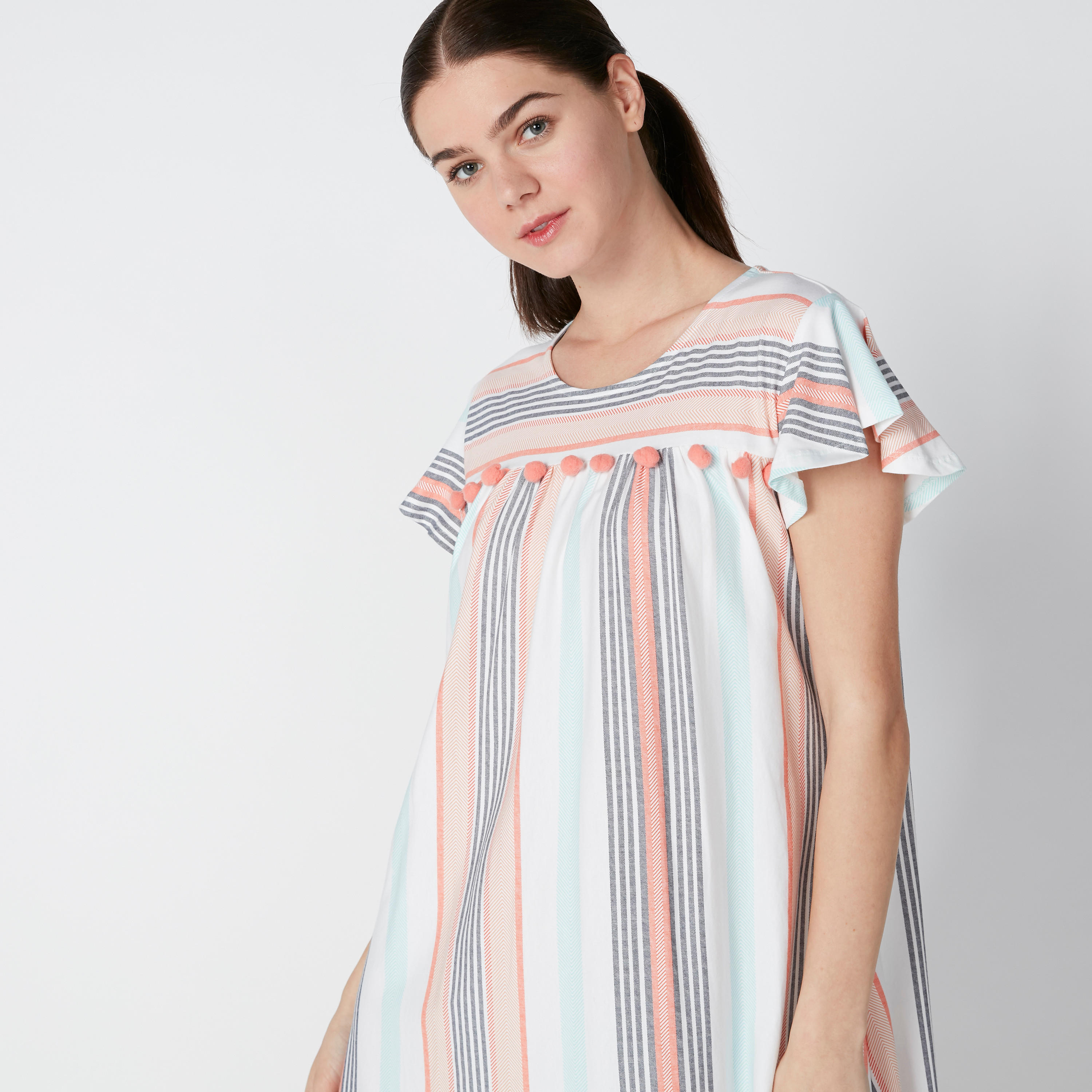 قميص نوم مقلّم بأكمام قصيرة ومزيّن بكرات بوم بوم-women-clothing-nightwear-nighties-image-4