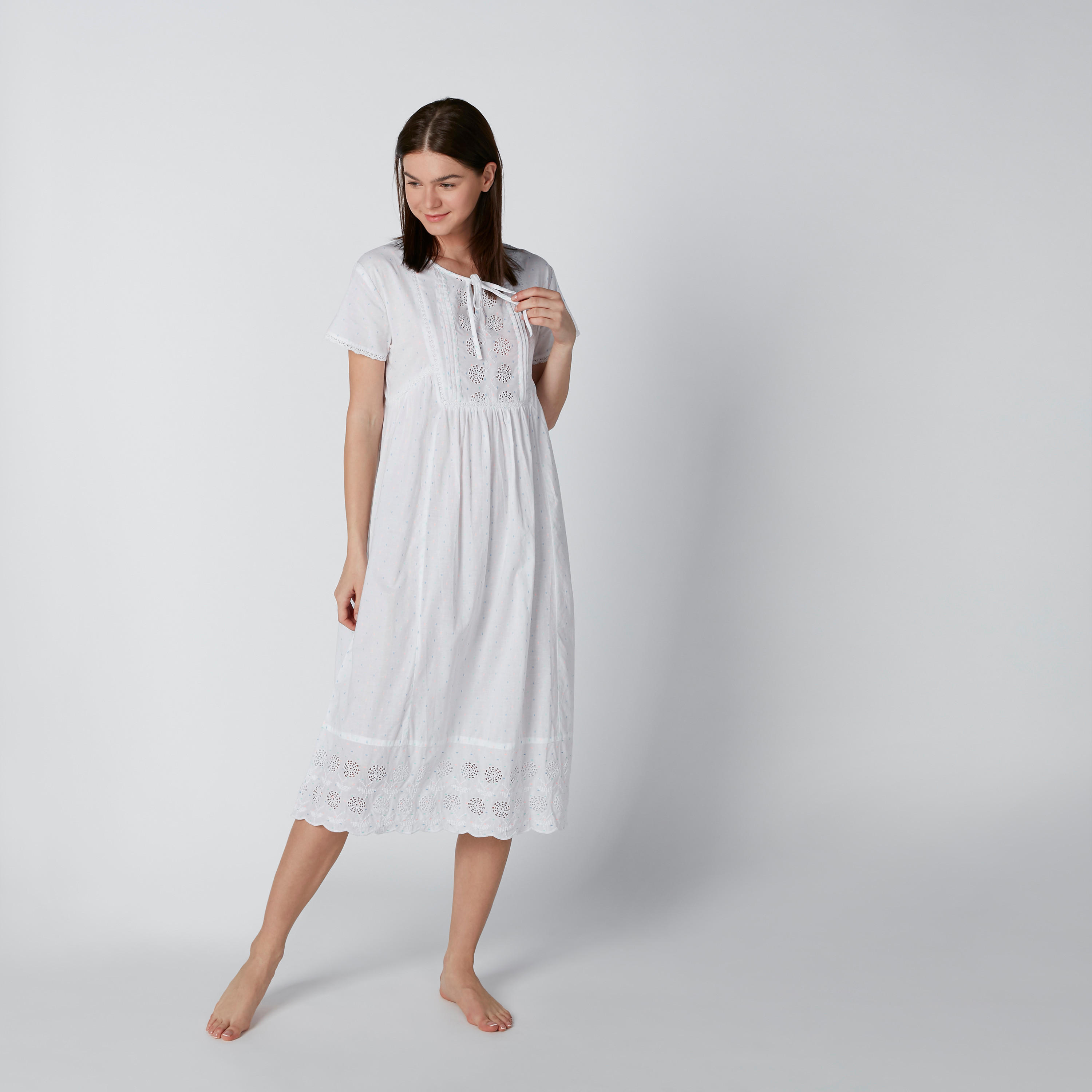 قميص نوم متوسط الطول بتفاصيل شيفلي ودانتيل وطبعات-women-clothing-nightwear-nighties-image-1