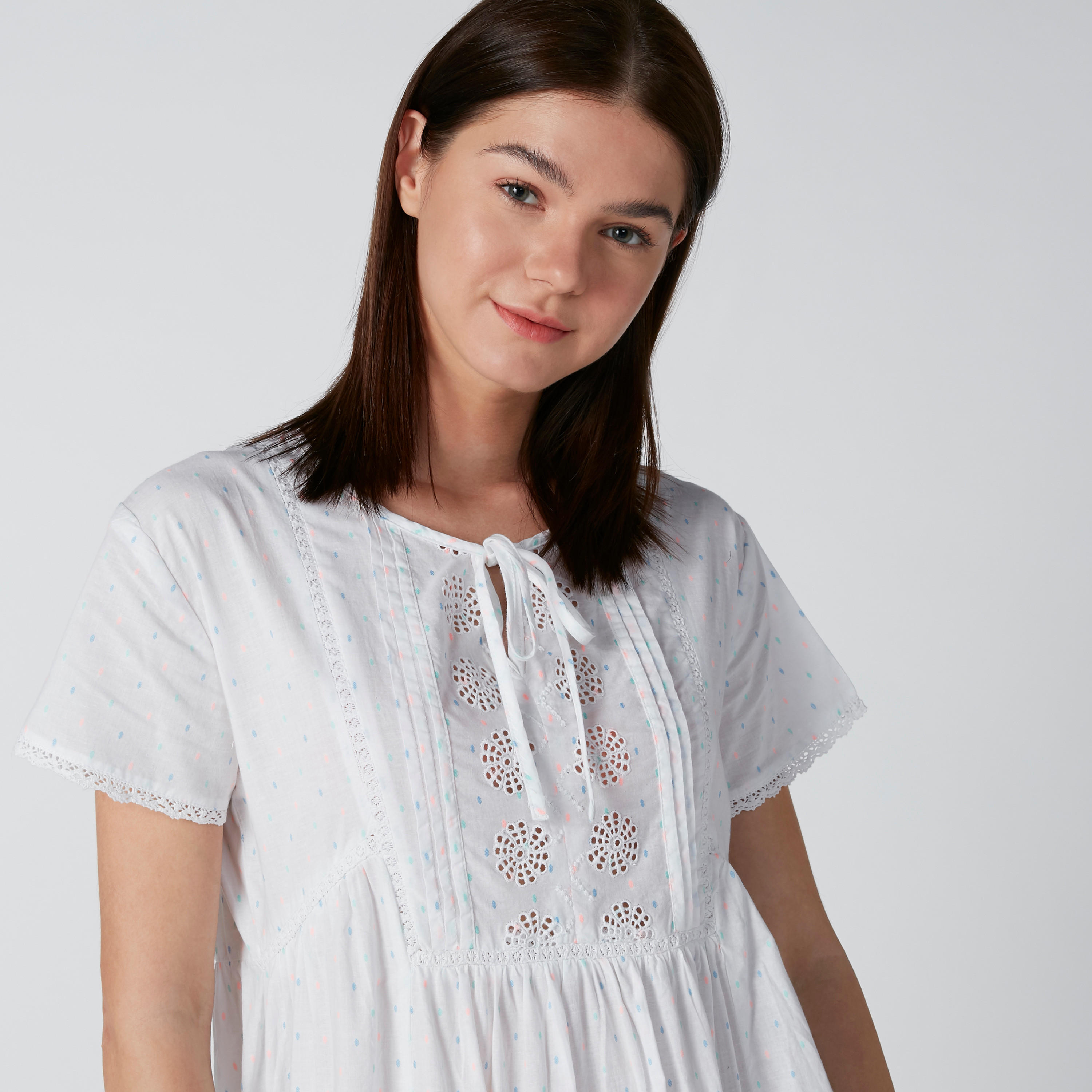قميص نوم متوسط الطول بتفاصيل شيفلي ودانتيل وطبعات-women-clothing-nightwear-nighties-image-3