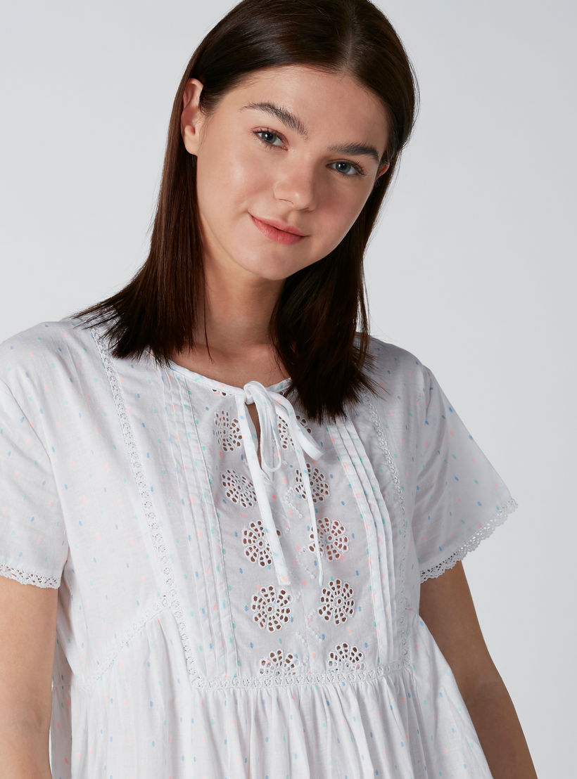 قميص نوم متوسط الطول بتفاصيل شيفلي ودانتيل وطبعات-women-clothing-nightwear-nighties-image-3