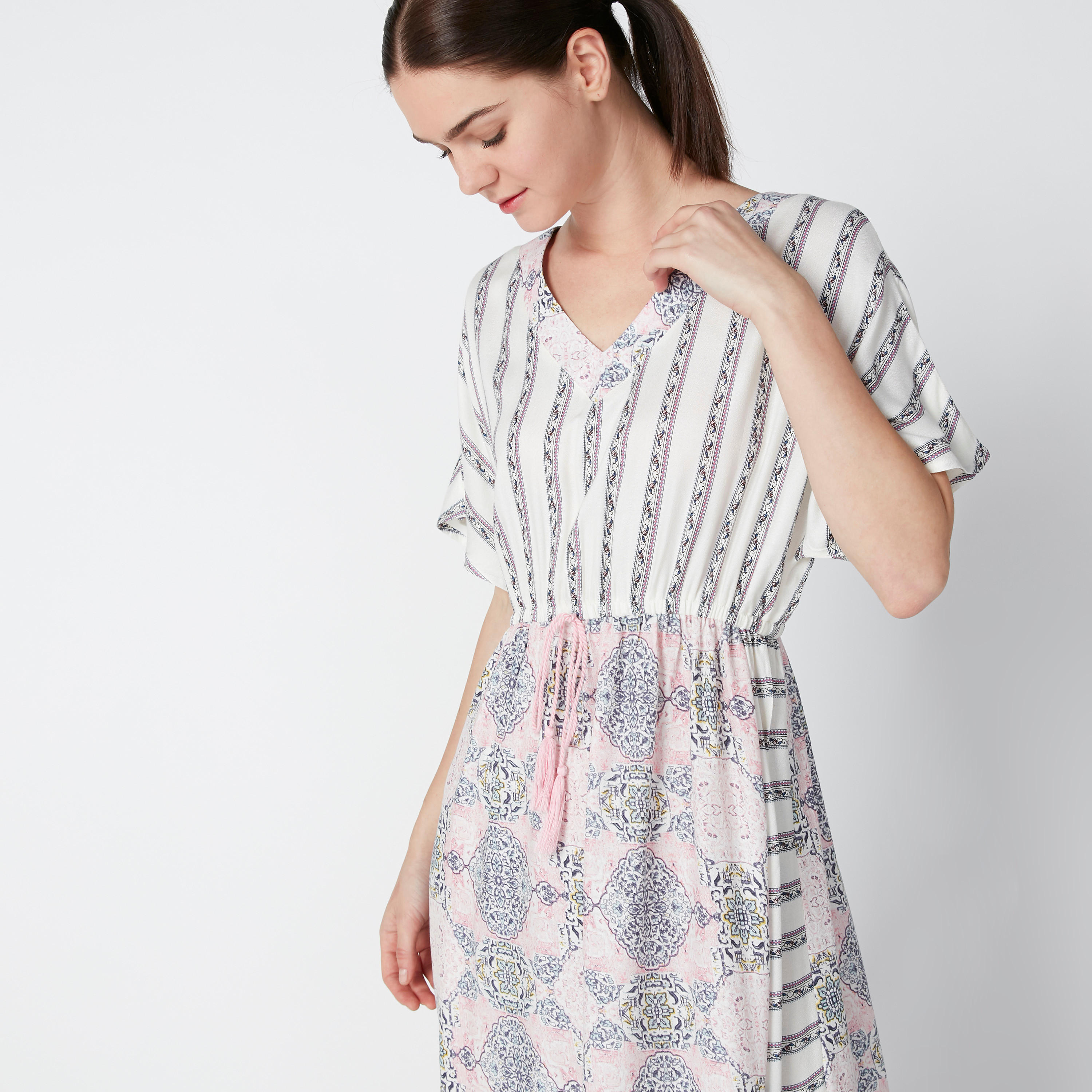 قميص نوم بياقة V ورباط وطبعات-women-clothing-nightwear-nighties-image-4