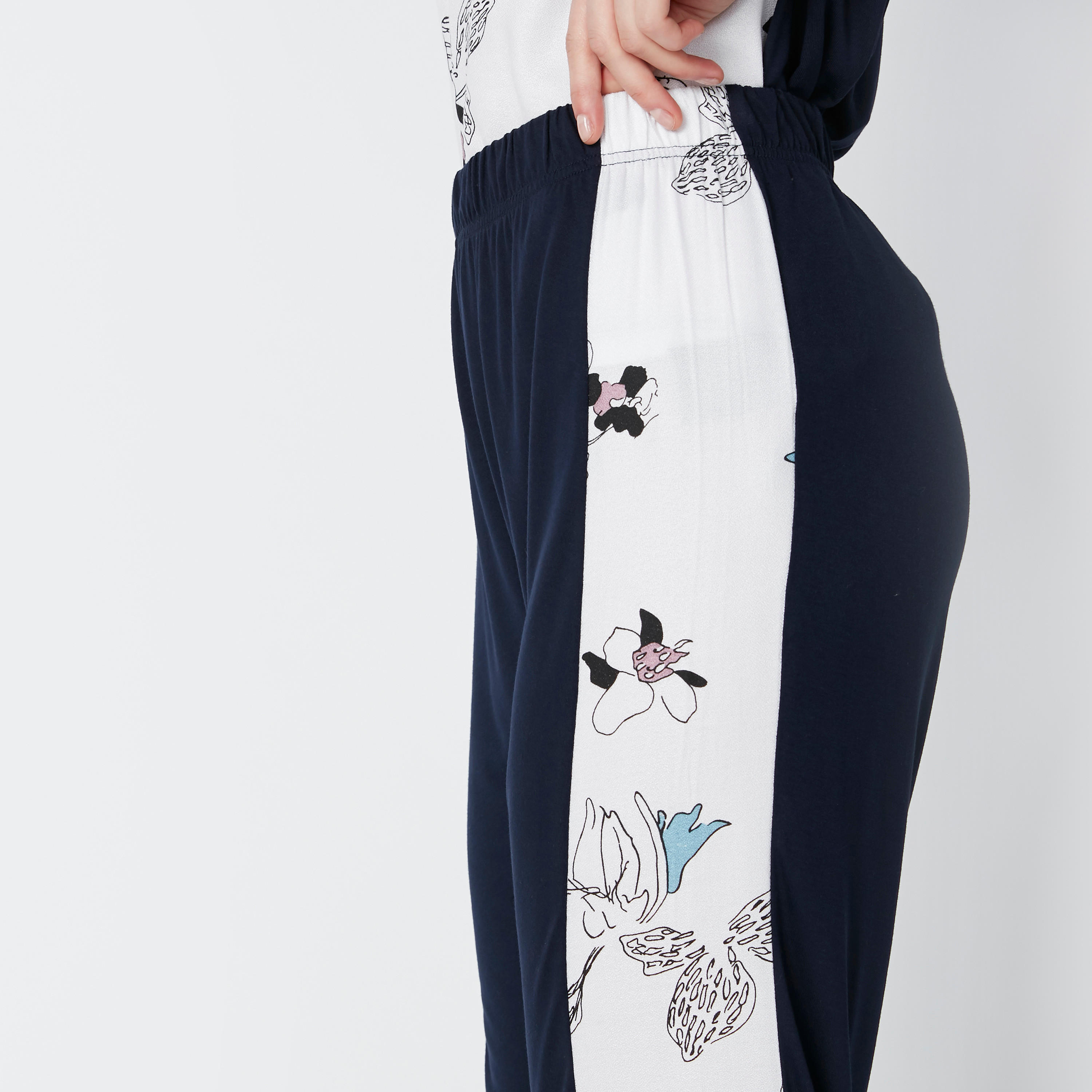طقم بنطال بيجاما وتيشيرت بأكتاف منسدلة وطبعات زهرية-women-clothing-nightwear-pyjamas-longsets-image-3