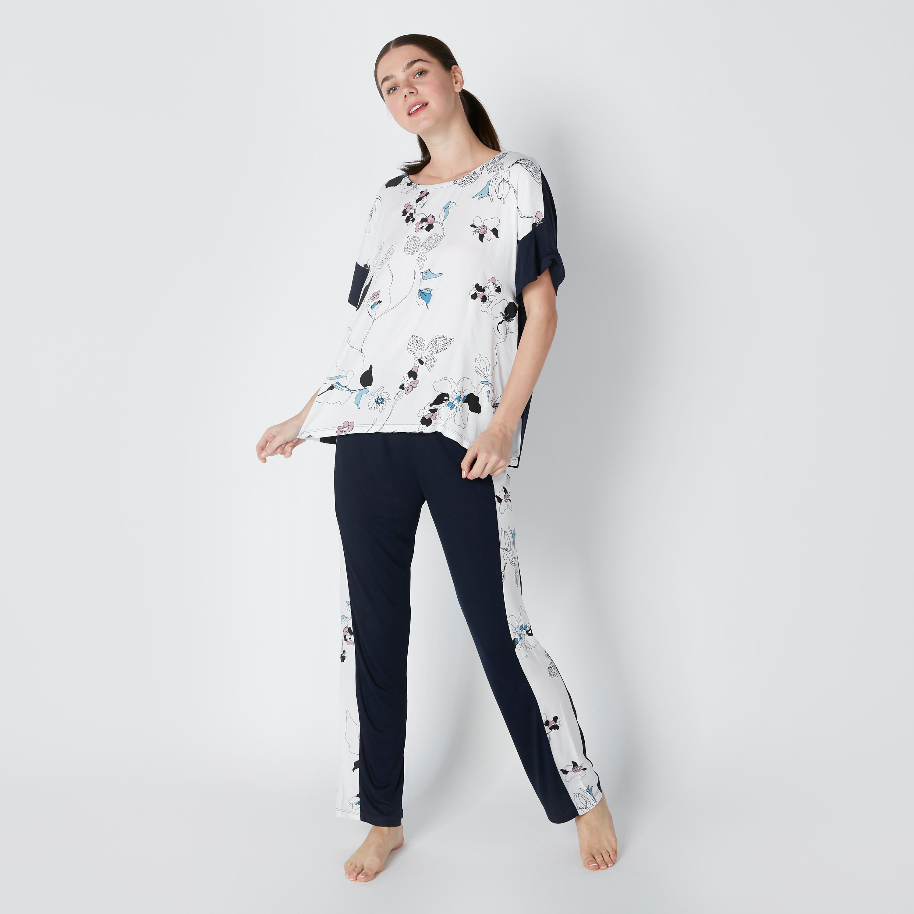 طقم بنطال بيجاما وتيشيرت بأكتاف منسدلة وطبعات زهرية-women-clothing-nightwear-pyjamas-longsets-image-6