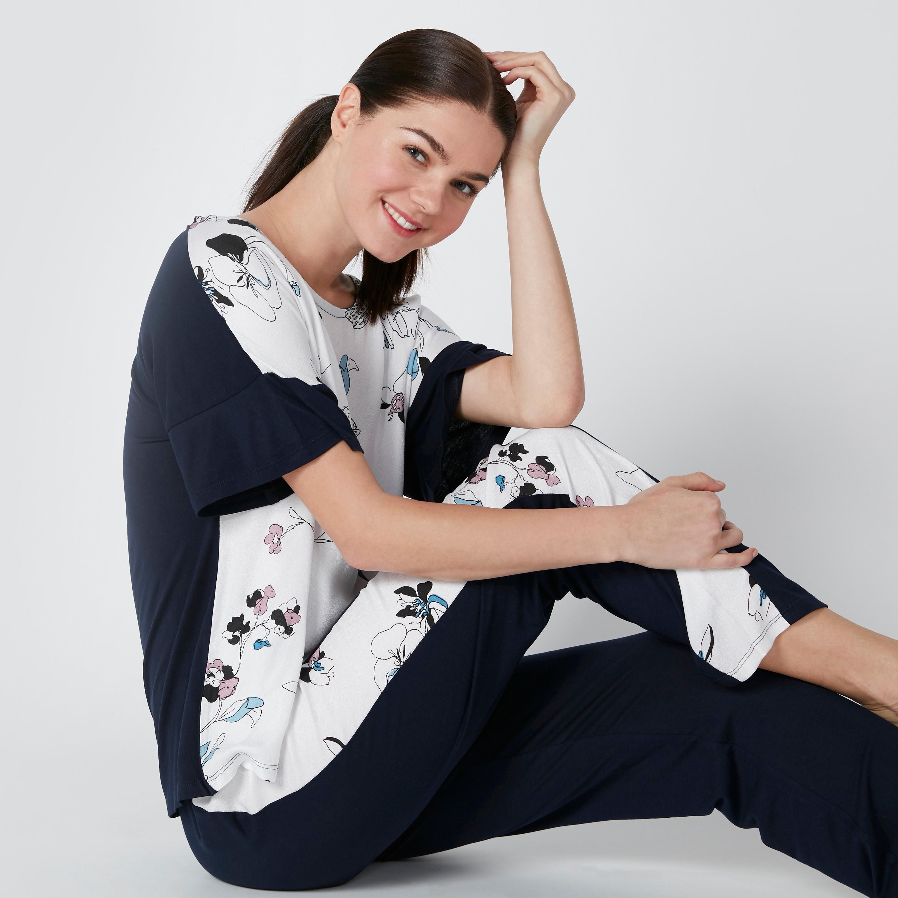 طقم بنطال بيجاما وتيشيرت بأكتاف منسدلة وطبعات زهرية-women-clothing-nightwear-pyjamas-longsets-image-1