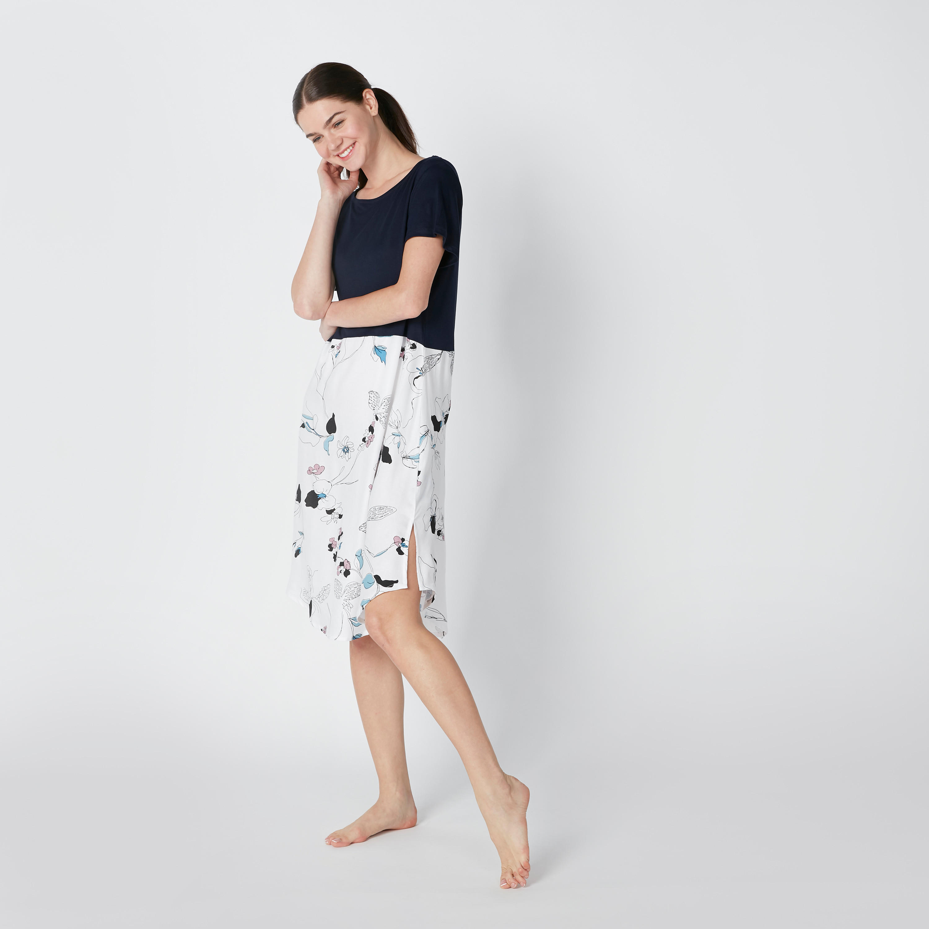 قميص نوم بأكمام قصيرة وطبعات زهرية-women-clothing-nightwear-nighties-image-1