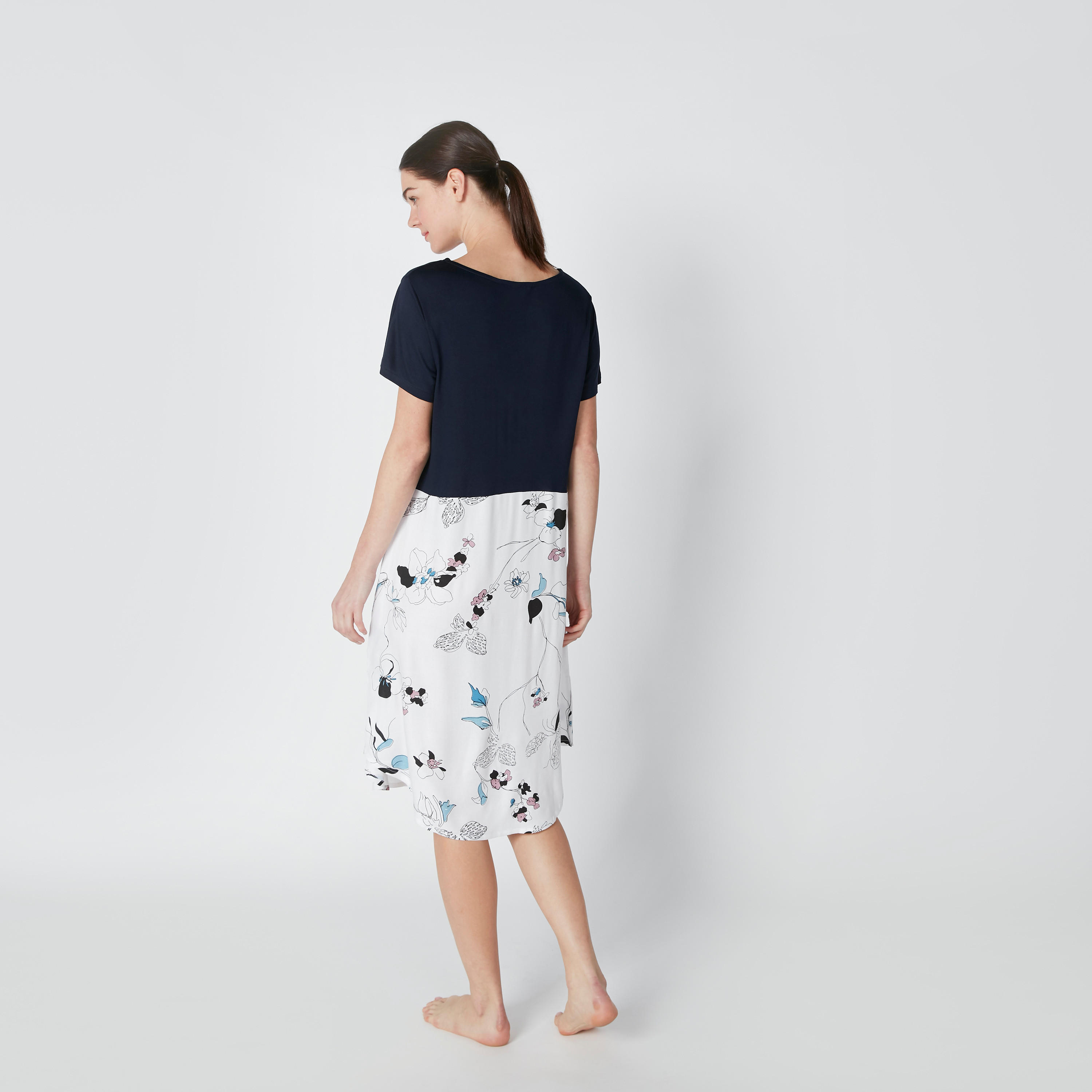 قميص نوم بأكمام قصيرة وطبعات زهرية-women-clothing-nightwear-nighties-image-2