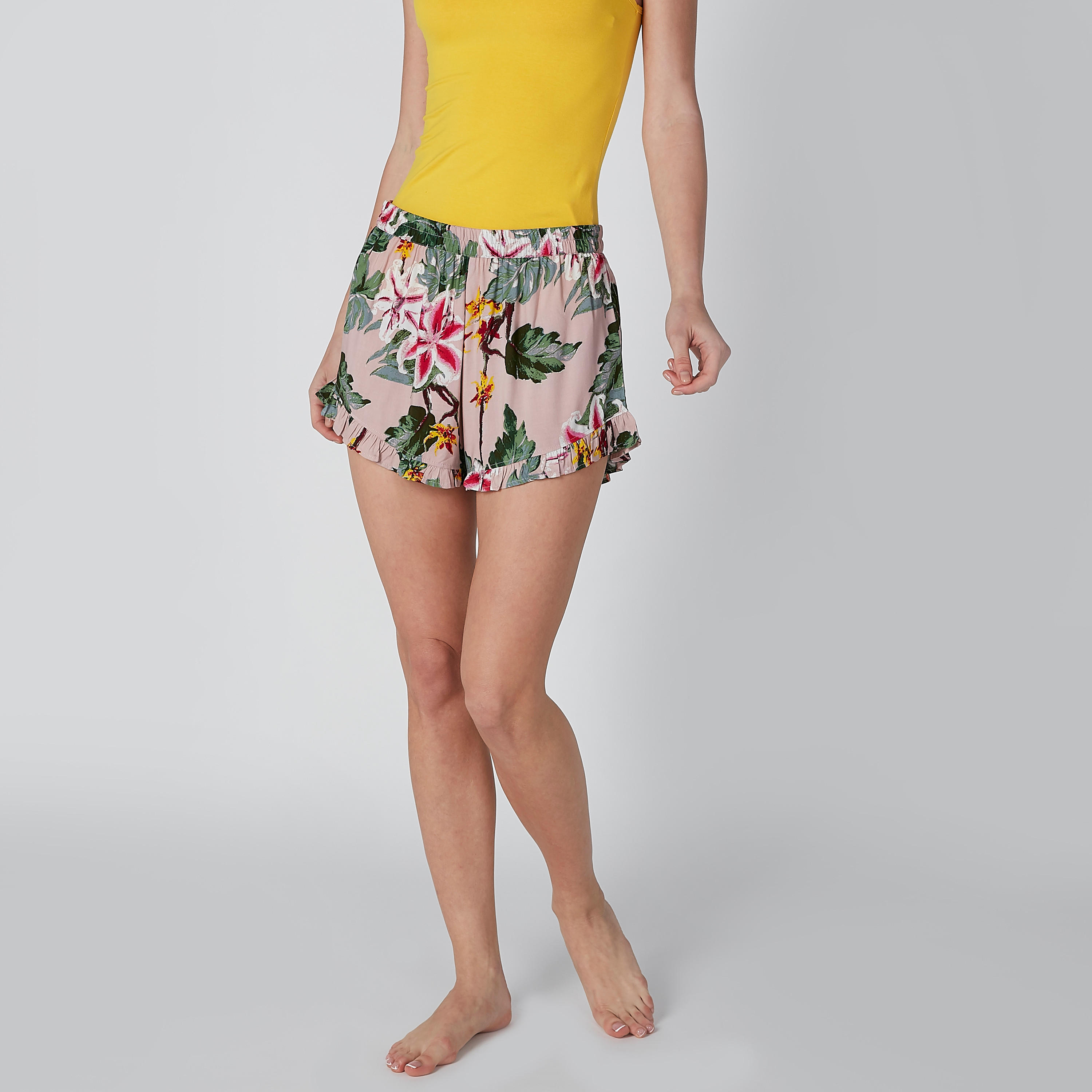 شورت بخصر مطّاطي وتفاصيل كشكش - طقم من قطعتين-women-clothing-nightwear-pyjamas-bottoms-image-3