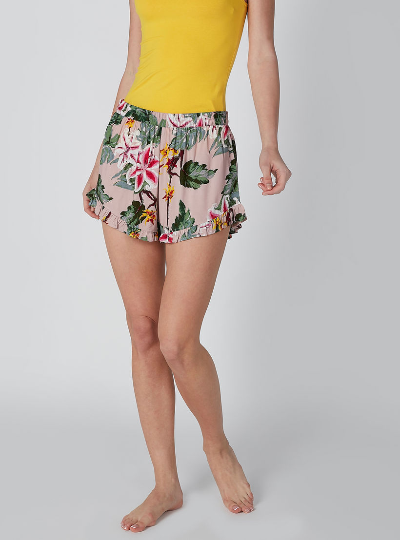 شورت بخصر مطّاطي وتفاصيل كشكش - طقم من قطعتين-women-clothing-nightwear-pyjamas-bottoms-image-3