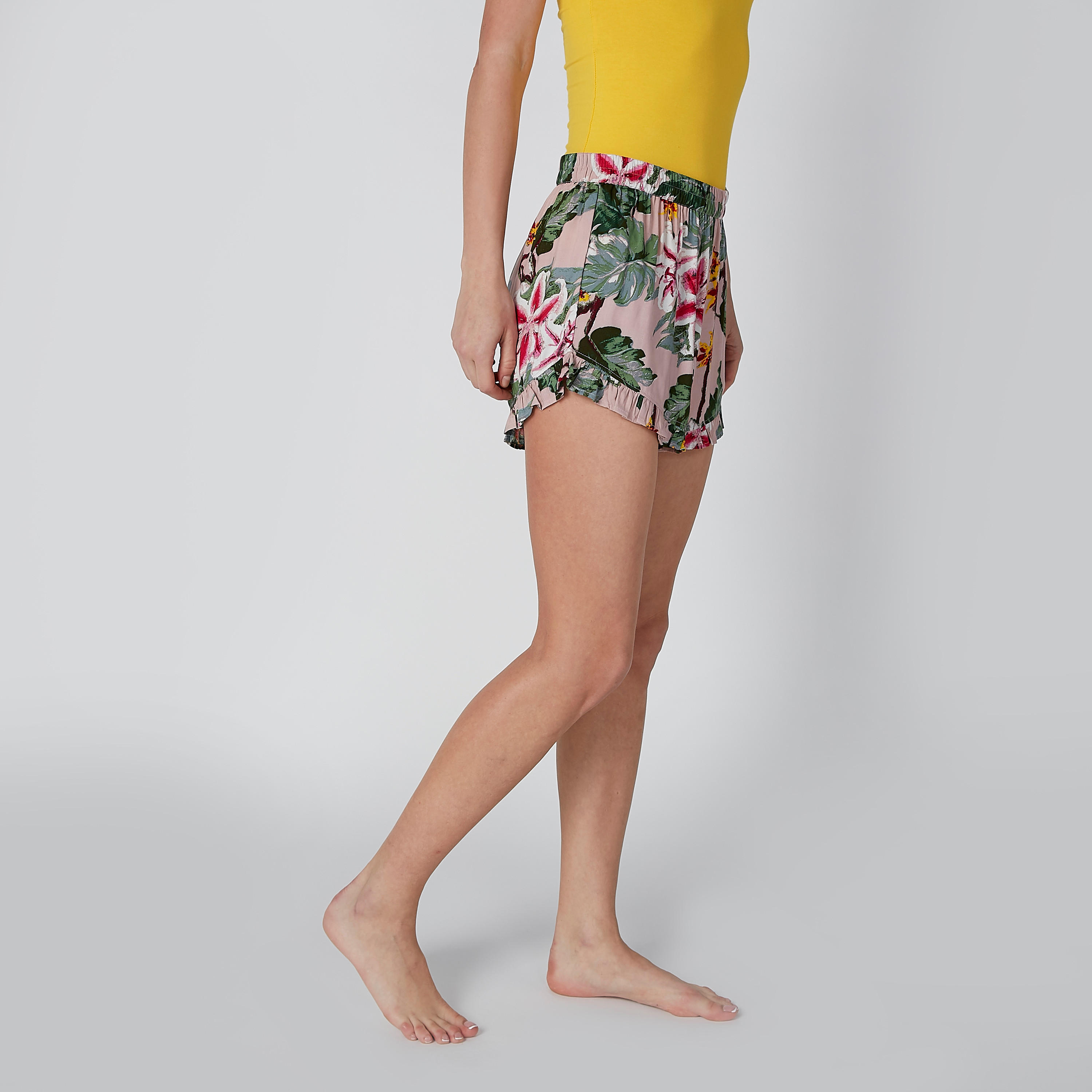 شورت بخصر مطّاطي وتفاصيل كشكش - طقم من قطعتين-women-clothing-nightwear-pyjamas-bottoms-image-5