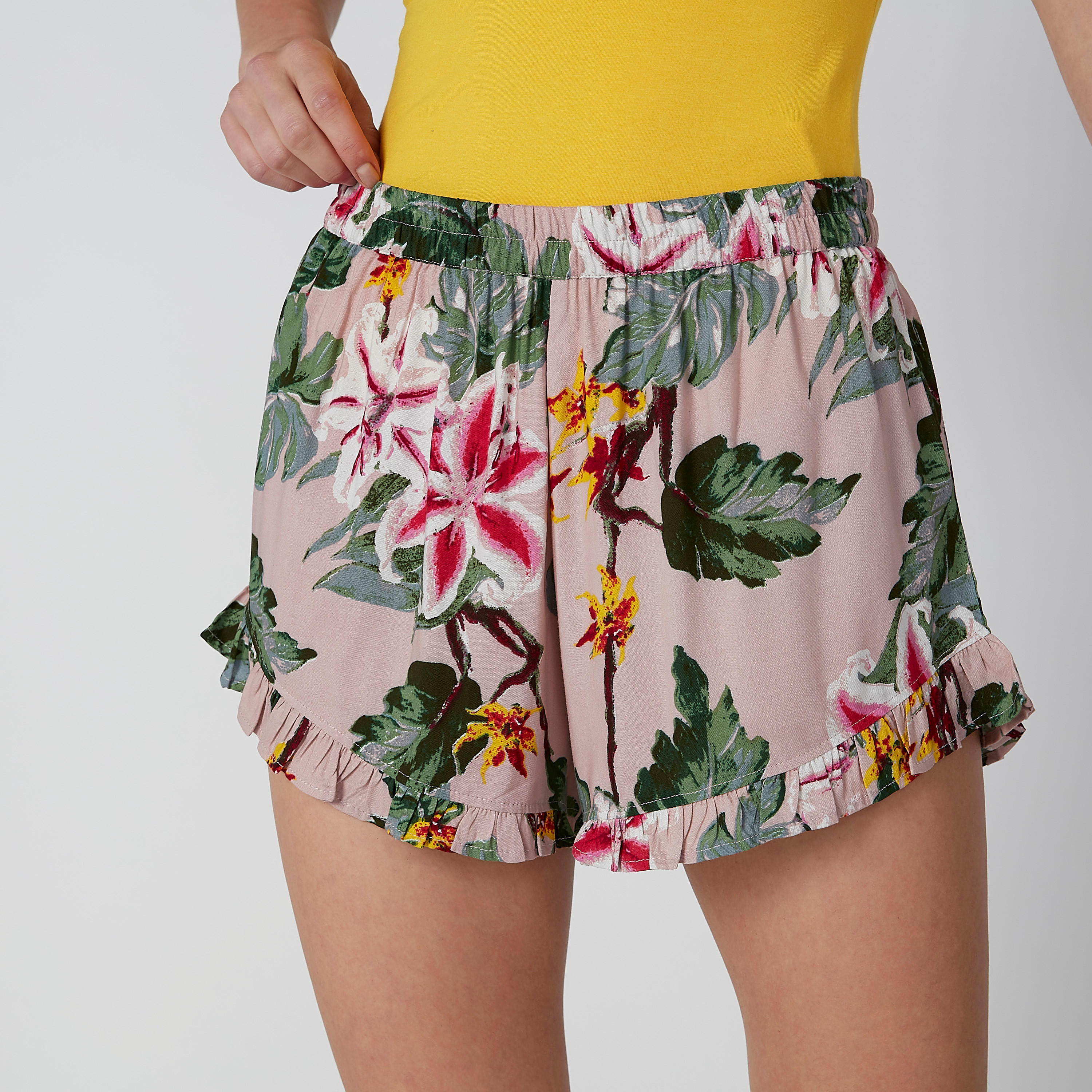 شورت بخصر مطّاطي وتفاصيل كشكش - طقم من قطعتين-women-clothing-nightwear-pyjamas-bottoms-image-6