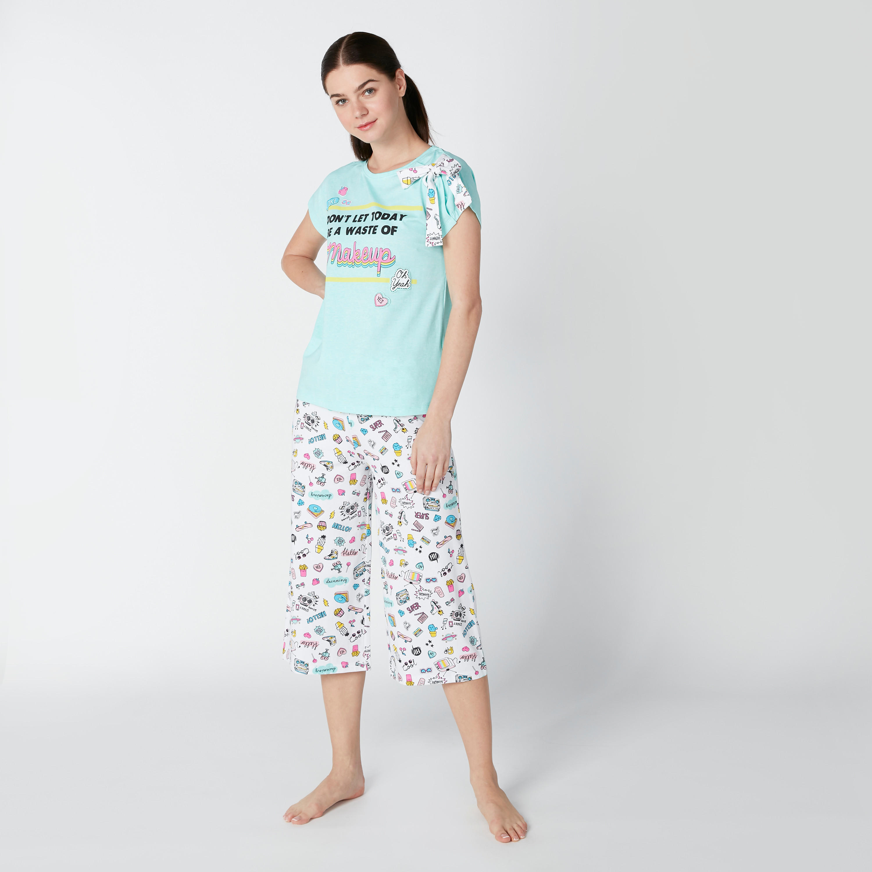 طقم مستدام من بنطلون كابري وبلوزة بفيونكة وطبعات -women-clothing-nightwear-pyjamas-longsets-image-1