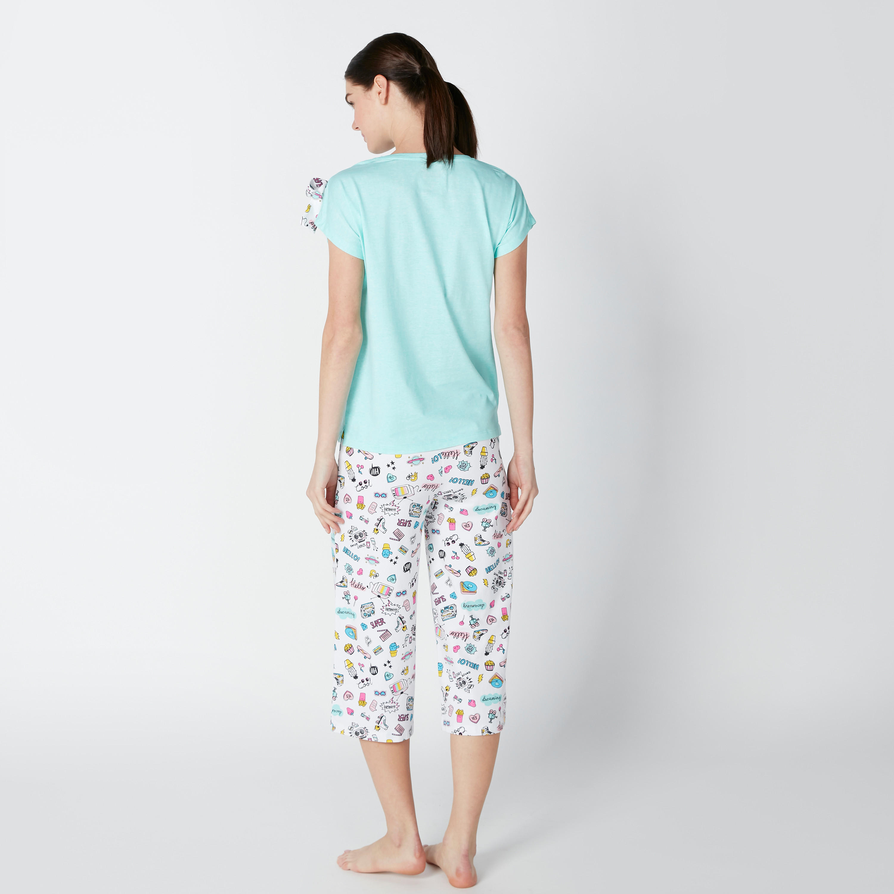طقم مستدام من بنطلون كابري وبلوزة بفيونكة وطبعات -women-clothing-nightwear-pyjamas-longsets-image-2