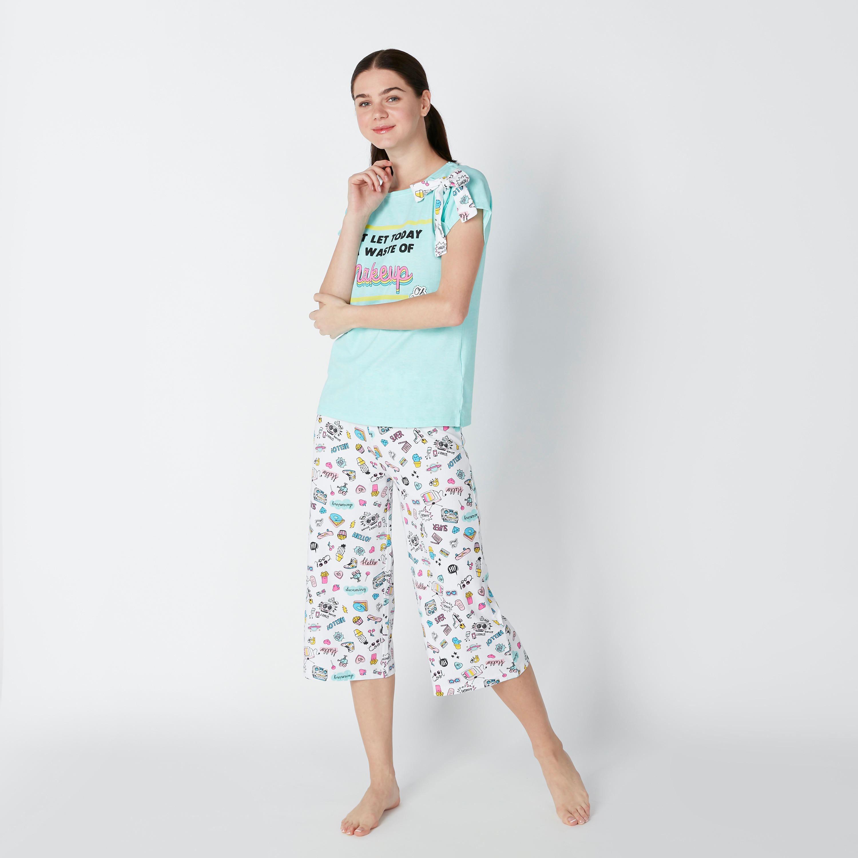 طقم مستدام من بنطلون كابري وبلوزة بفيونكة وطبعات -women-clothing-nightwear-pyjamas-longsets-image-3