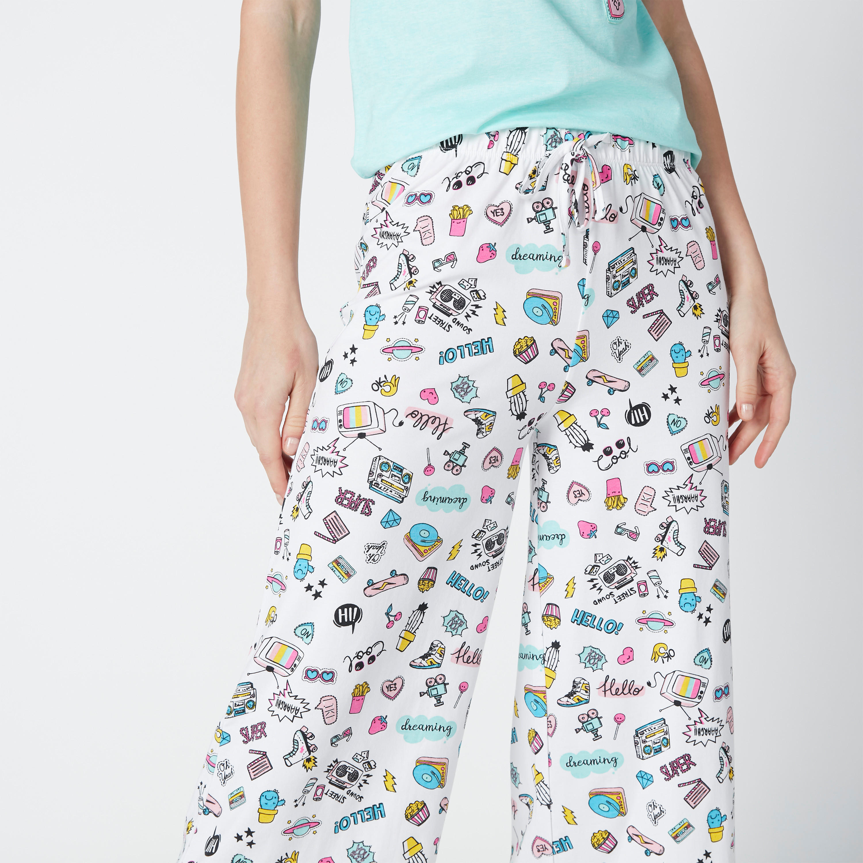 طقم مستدام من بنطلون كابري وبلوزة بفيونكة وطبعات -women-clothing-nightwear-pyjamas-longsets-image-5