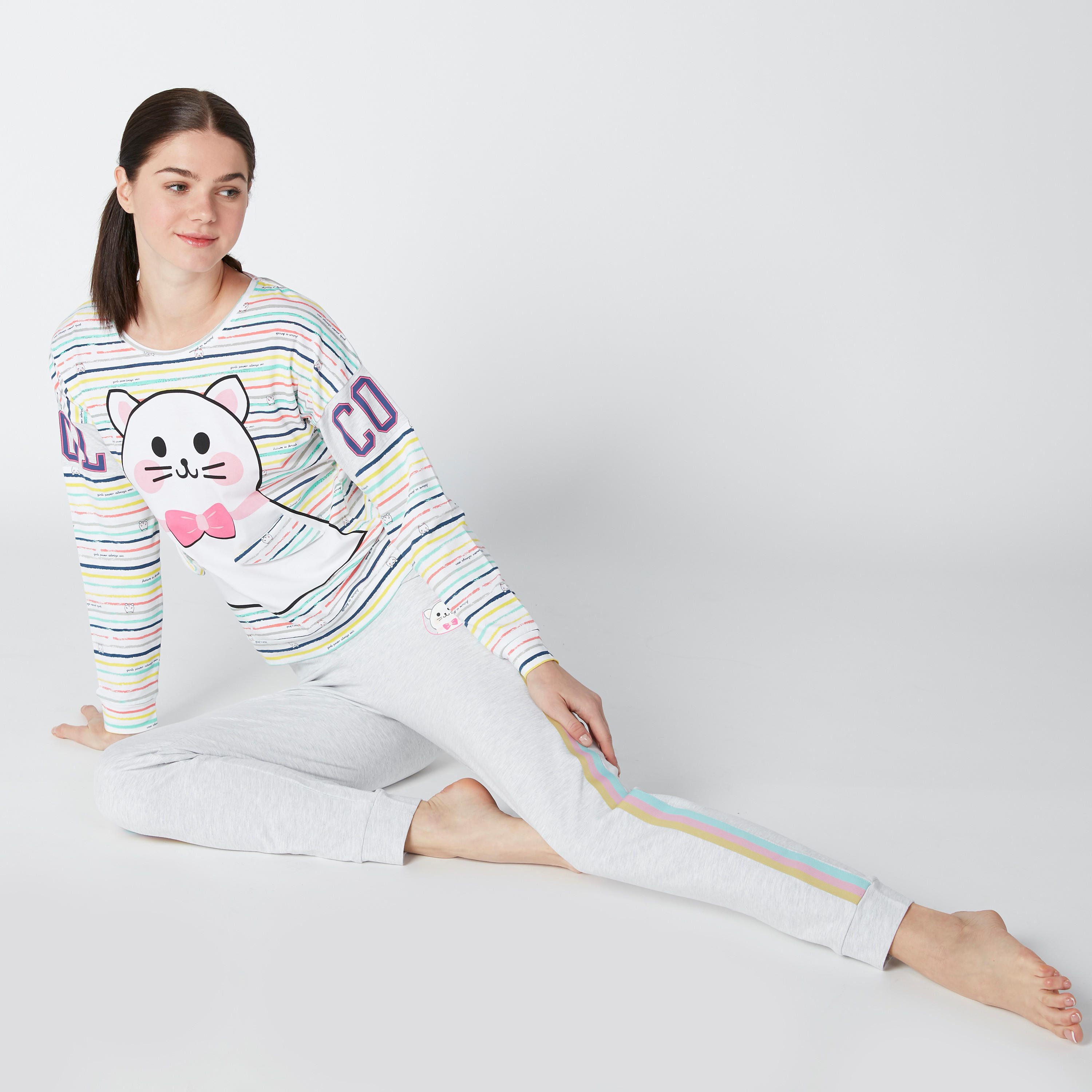 طقم مستدام من بنطلون رياضي وسويت شيرت مقلّم بأكمام طويلة-women-clothing-nightwear-pyjamas-longsets-image-1