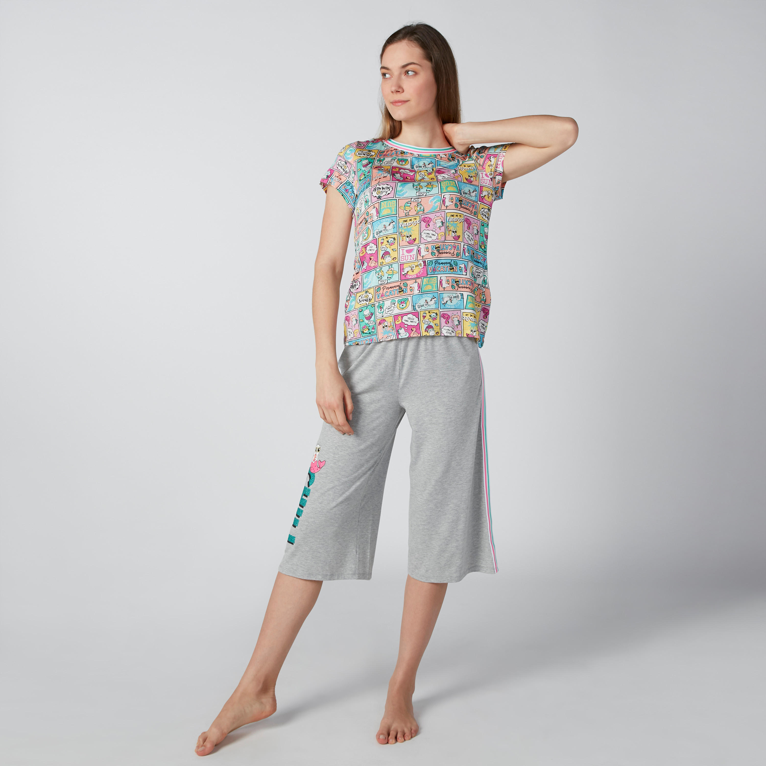 طقم بنطال كابري بشريطة وتيشيرت بياقة مستديرة وطبعات-women-clothing-nightwear-pyjamas-longsets-image-1