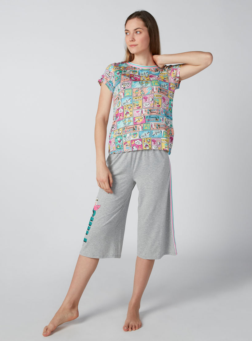 طقم بنطال كابري بشريطة وتيشيرت بياقة مستديرة وطبعات-women-clothing-nightwear-pyjamas-longsets-image-1