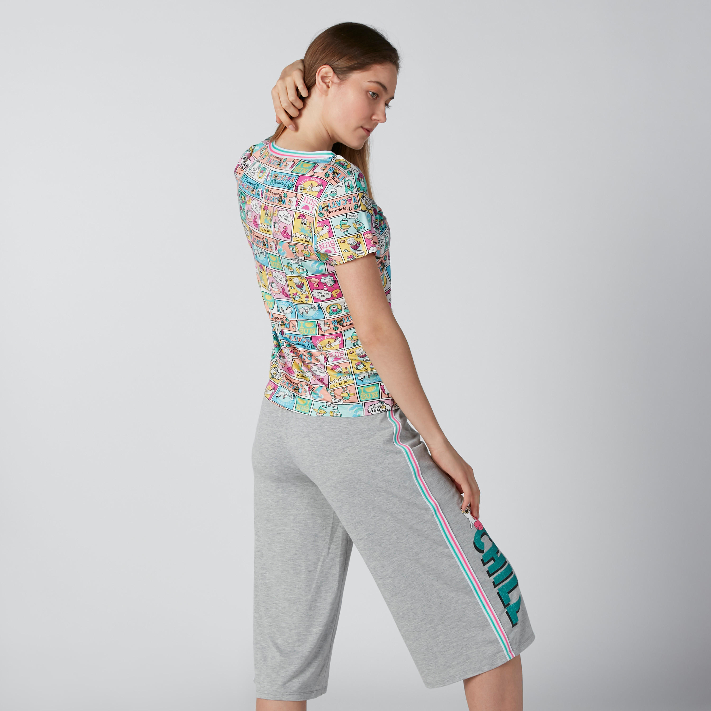 طقم بنطال كابري بشريطة وتيشيرت بياقة مستديرة وطبعات-women-clothing-nightwear-pyjamas-longsets-image-2