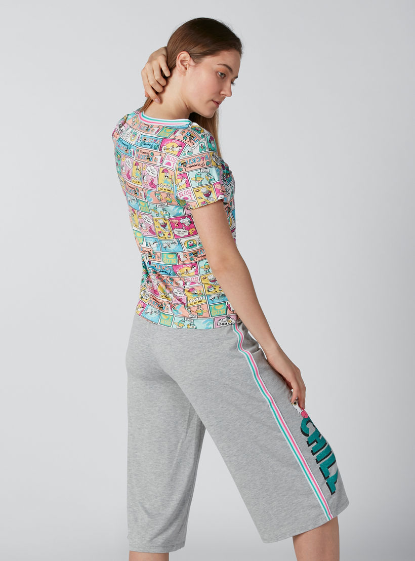 طقم بنطال كابري بشريطة وتيشيرت بياقة مستديرة وطبعات-women-clothing-nightwear-pyjamas-longsets-image-2