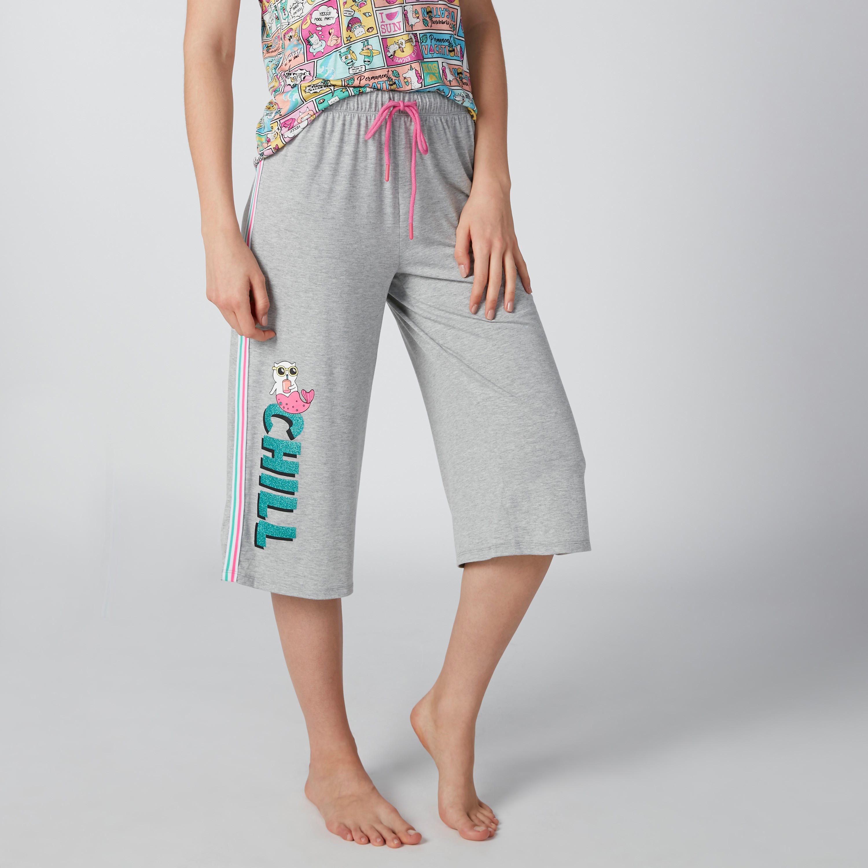 طقم بنطال كابري بشريطة وتيشيرت بياقة مستديرة وطبعات-women-clothing-nightwear-pyjamas-longsets-image-4